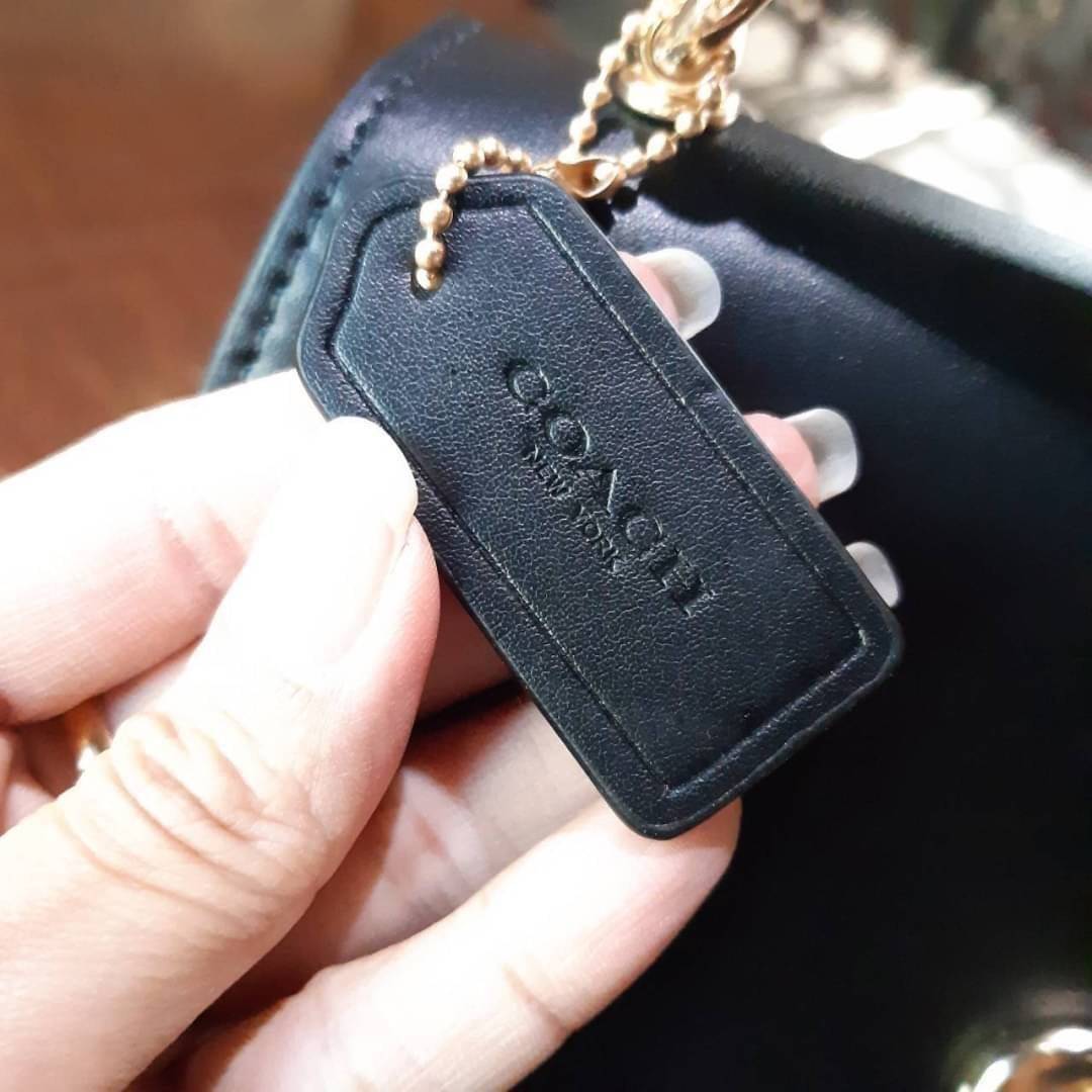 COACH TILLY SATCHEL 23 IN SIGNATURE CANVAS ((C1802//C1439/C1435)) กระเป๋า crossbody สวยหรู ขนาดใหม่ พร้อมสีมาใหม่!! ดีไซน์ย้อนยุค วัสดุหนังแคนวาสเคลือบลายสลับหนังแท้ มาพร้อมหูจับในตัว และสาย crossbody ปรับได้ตามตัว เปิด-ปิดด้วยตัวบิดล็อค ภายในโล่ง บุกำมะห