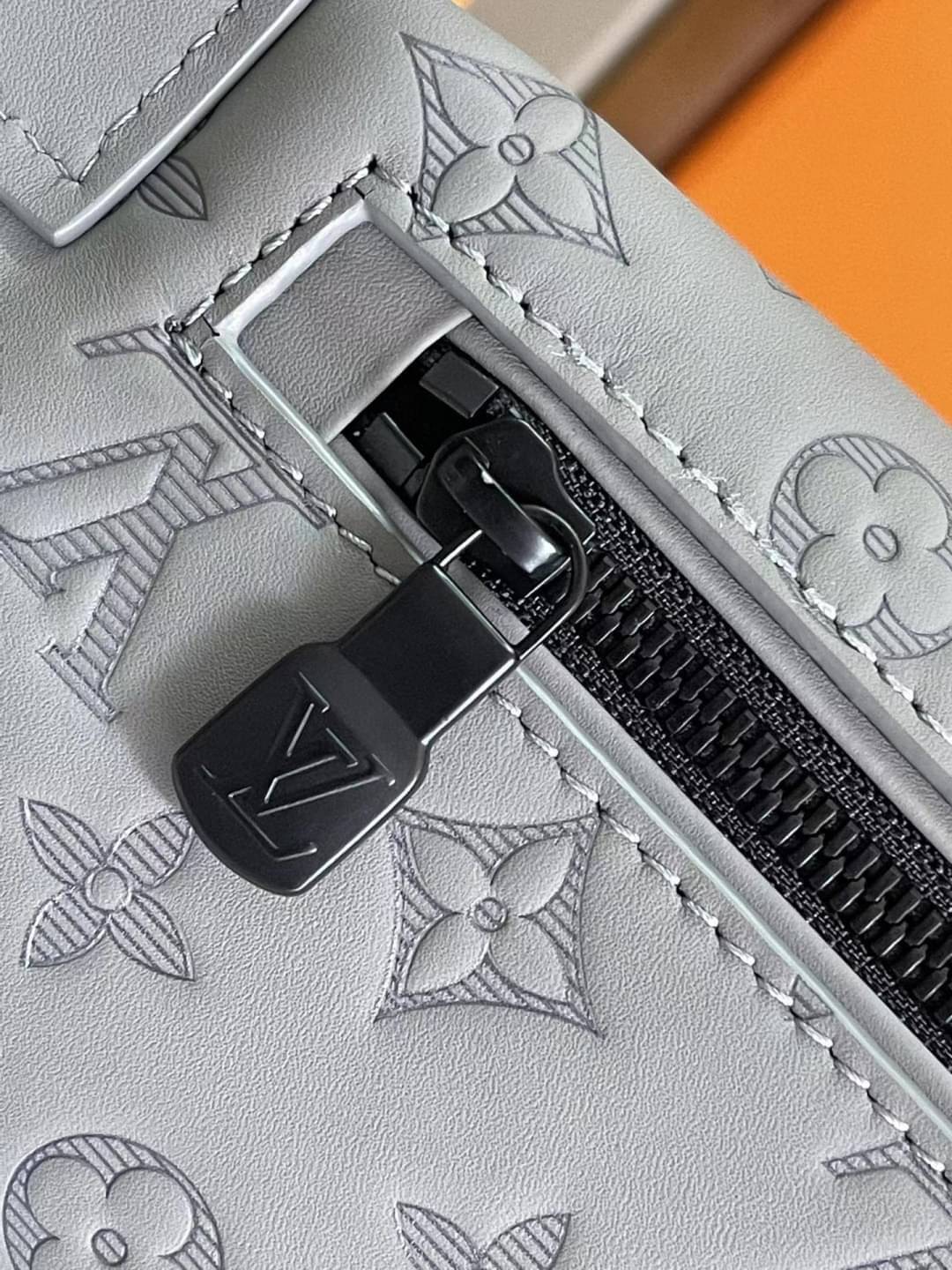 LV Discovery Bumbag Gray Monogram Shadow Kalbsleder / LV Belt Bag เกรดใช้งานสลับใบจริงได้ เทพออริจินอล เนื้องานสวยงาม หนังแท้ ใช้ได้ทั้งชายหญิง ภาพสินค้าถ่ายจากงานขายจริงใช้งานต่างประเทศได้