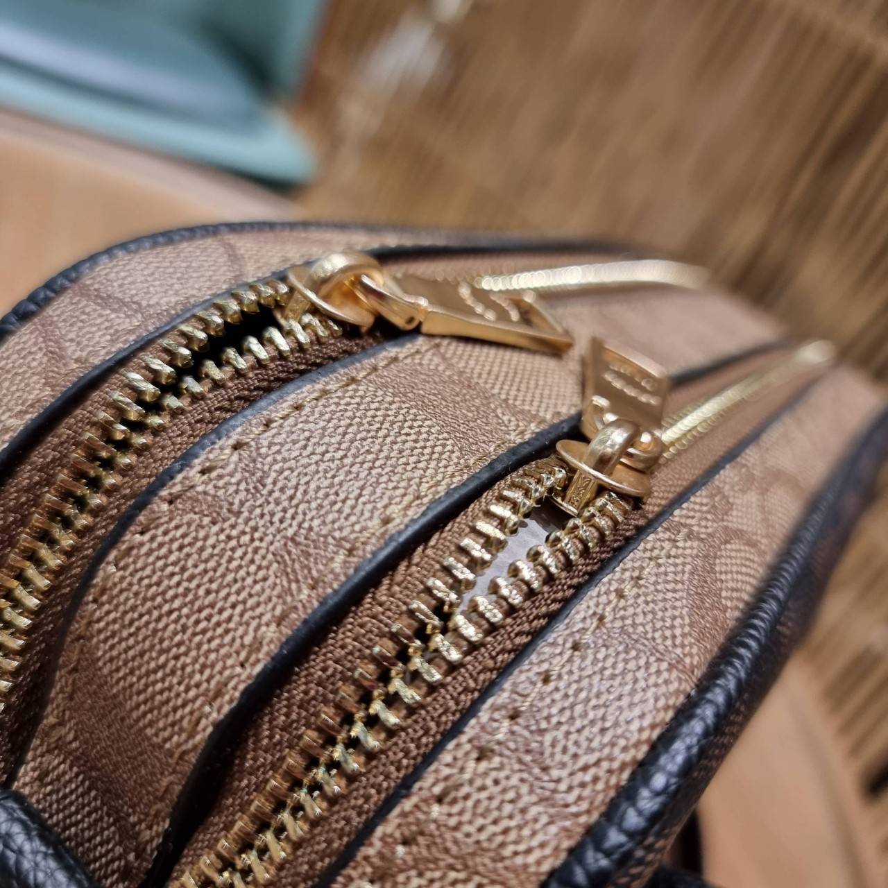 ใครที่รออยู่ห้ามพลาดเลยจร้าา! COACH JES CROSSBODY IN BLOCKED SIGNATURE CANVAS ((1767)) พร้อมส่งอีกครั้ง สินค้าขายดี กระเป๋าสะพายครอสบอดี้ร์หรือสะพายข้างได้ หนังแท้อย่างดีค่ะ 🔺สีหนังของรุ่นนี้ผสมกันได้ลงตัวดูดีมากๆทีเดียวค่ะ กระเป๋าแบบ2ช่องซิป ภายใ