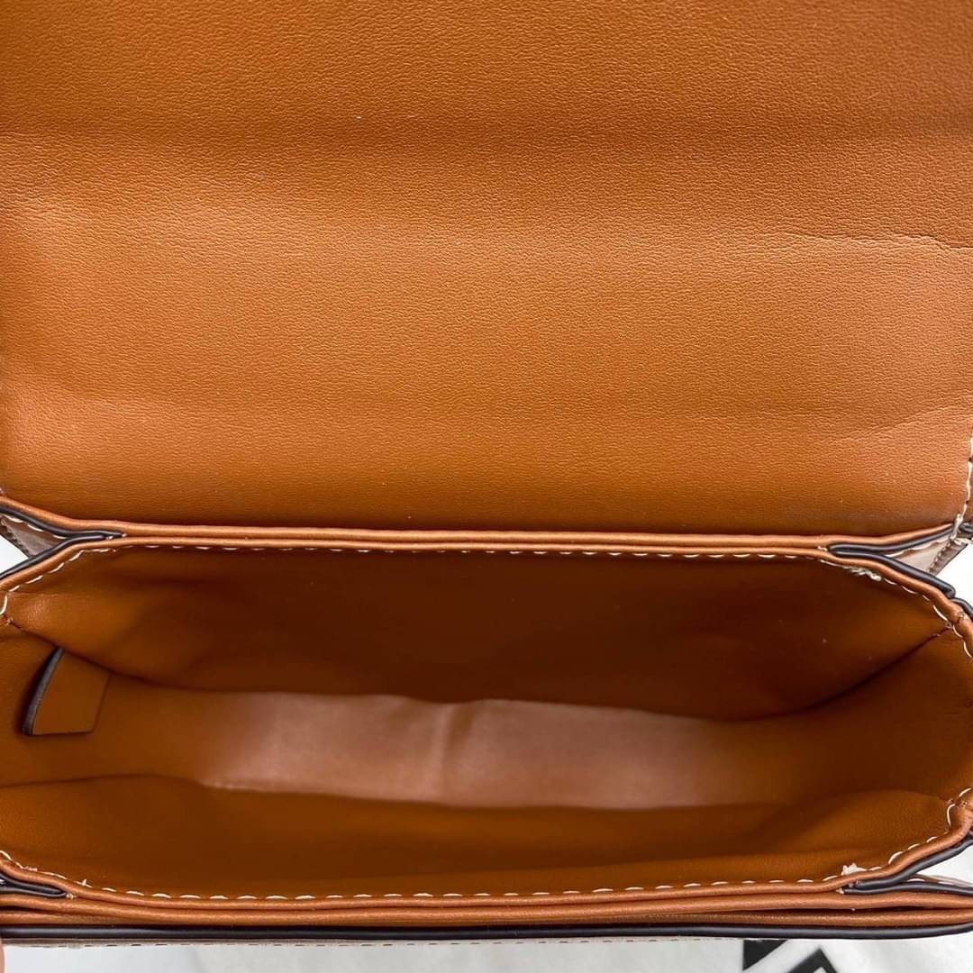 CELINE Mini besace triomphe in shiny top handle กระเป๋าสะพายคาดลำตัวพร้อมหูจับถนัดมือ ได้รับความนิยมอย่างมาก ด้วยรูปร่างทรงโค้งมนมีความคลาสสิกตามแบบฉบับแบรนด์