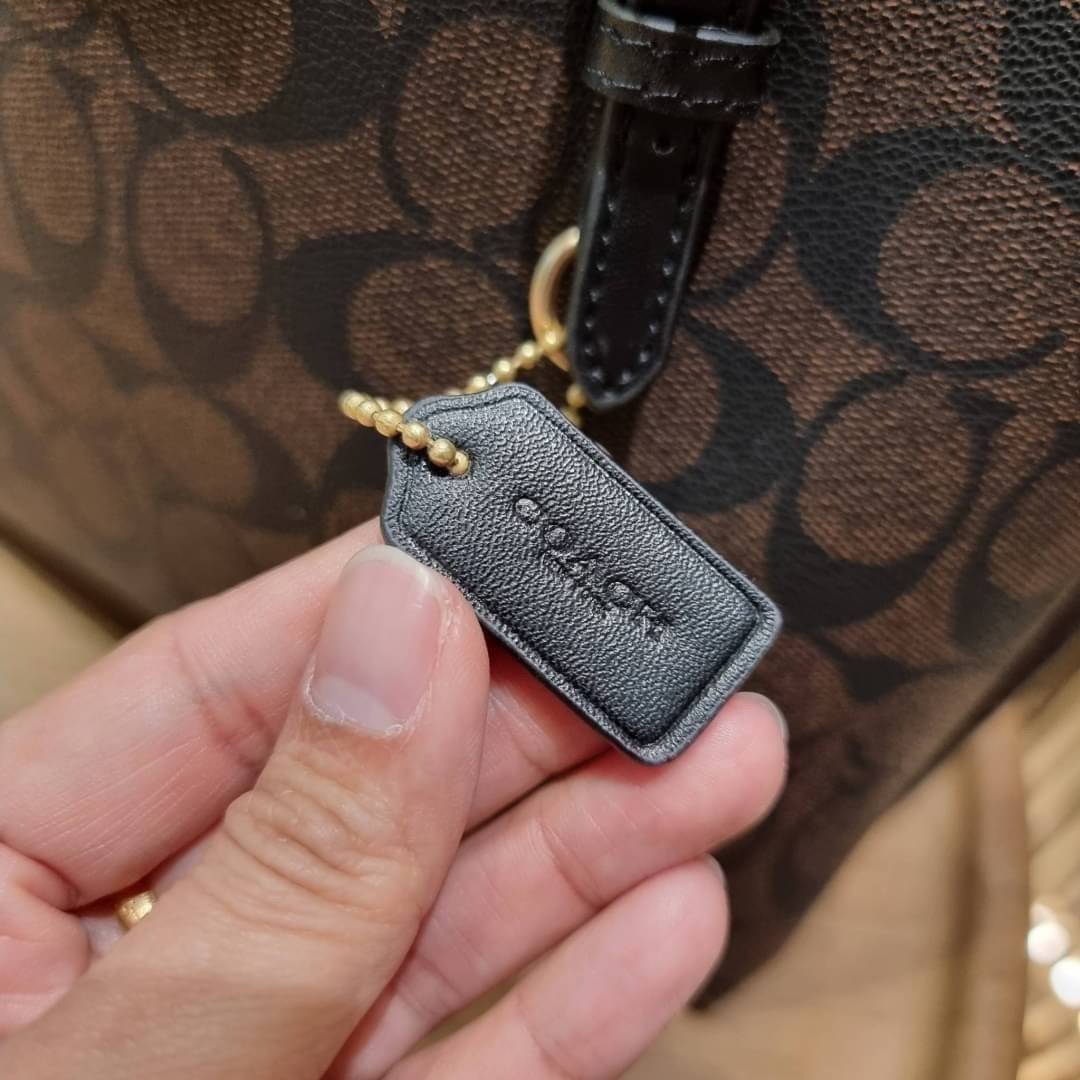 OUTTLET 】COACH MOLLIE TOTE 25 (C4250 C4084) น้องคนสวยอีกหนึ่ง!! กระเป๋าโท้ทไซส์เล็กที่สาวๆหลงรัก ดีไซน์คลาสสิคเหมือนเดิม เพิ่มเติมคือสะดวกขึ้นเยอะ!! ย่อส่วนมาจากใบใหญ่เป๊ะๆ น่ารักน่าใช้มากๆ วัสดุหนัง crossgrain ทนทาน ใช้งานง่าย เรียบหรูดูดีม้าก!! ภายในโล่