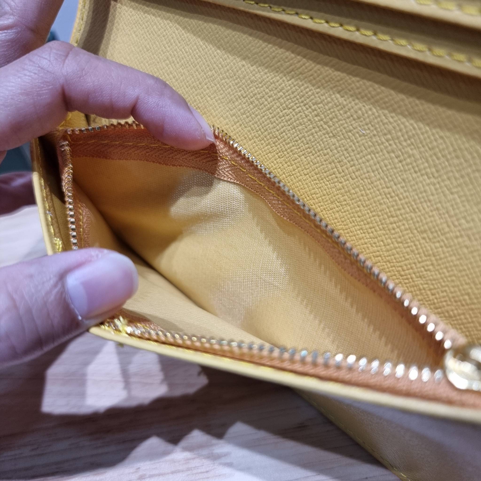 Goyard Bi Fold Long Wallet / GOYARD FLAP WALLET / Goyard Long Wallet กระเป๋าสตางค์ใบยาว รุ่น unisex ที่ใช้ได้ทั้งหนุ่มๆและสาวๆ ไอเท็มนี้ตอบโจทย์สำหรับคนที่ชอบเก็บบัตรเยอะๆ