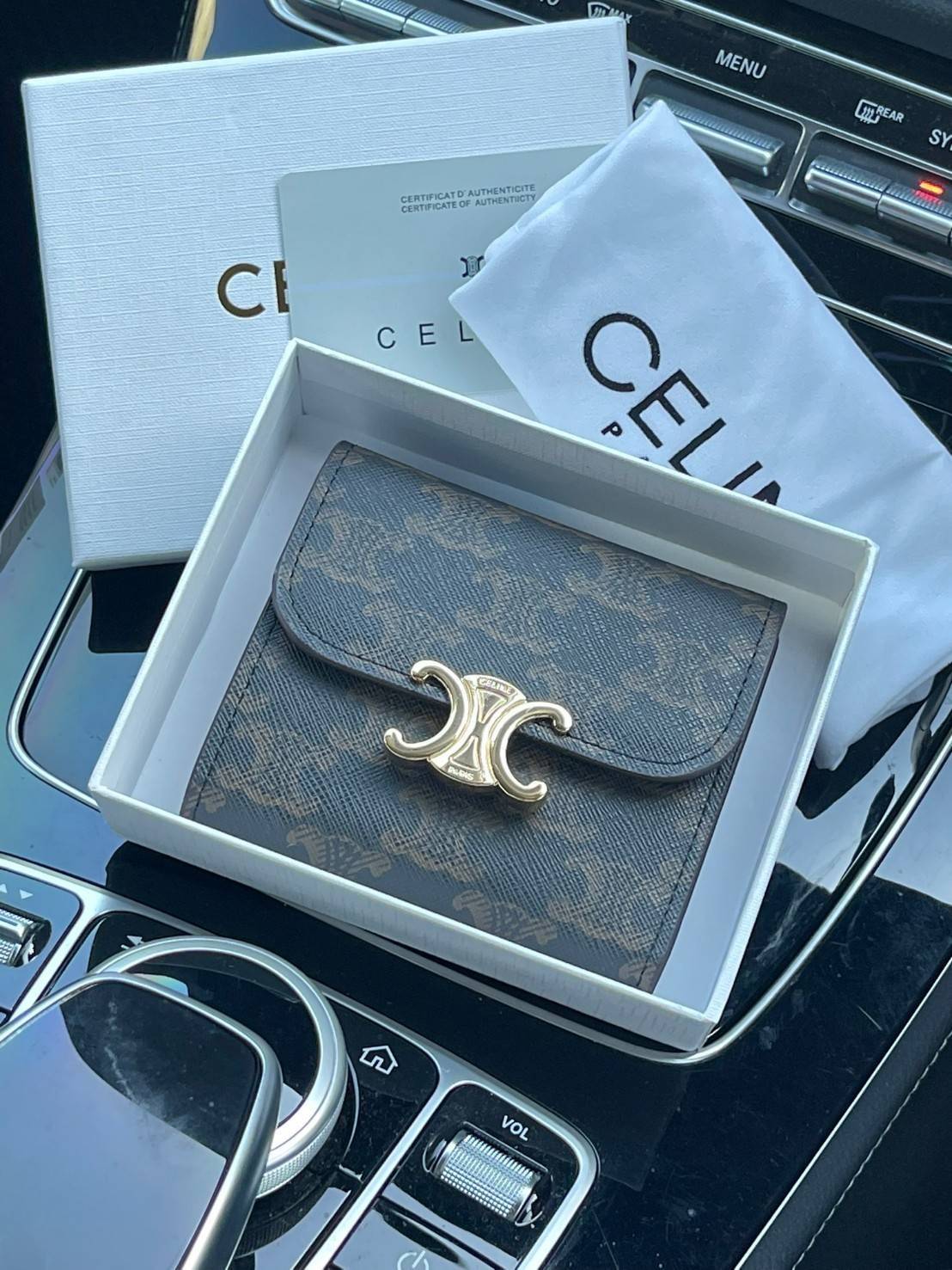 CELINE SMALL TRIOMPHE WALLET IN TRIOMPHE CANVAS กระเป๋าสตางค์ผู้หญิงทรงสั้นดีไซน์สวยงามหรูหรา ออกแบบให้เป็นทรงพับ เปิด-ปิดด้วยกระดุมที่สามารถปรับขยายขนาดกระเป๋าได้เมื่อใส่ของเยอะ ภายในแบ่งเป็น 3 พับ มีฟังก์ชั่นการใช้งานที่ครบครัน คือ ช่องใส่ธนบัตร ช่องใส่