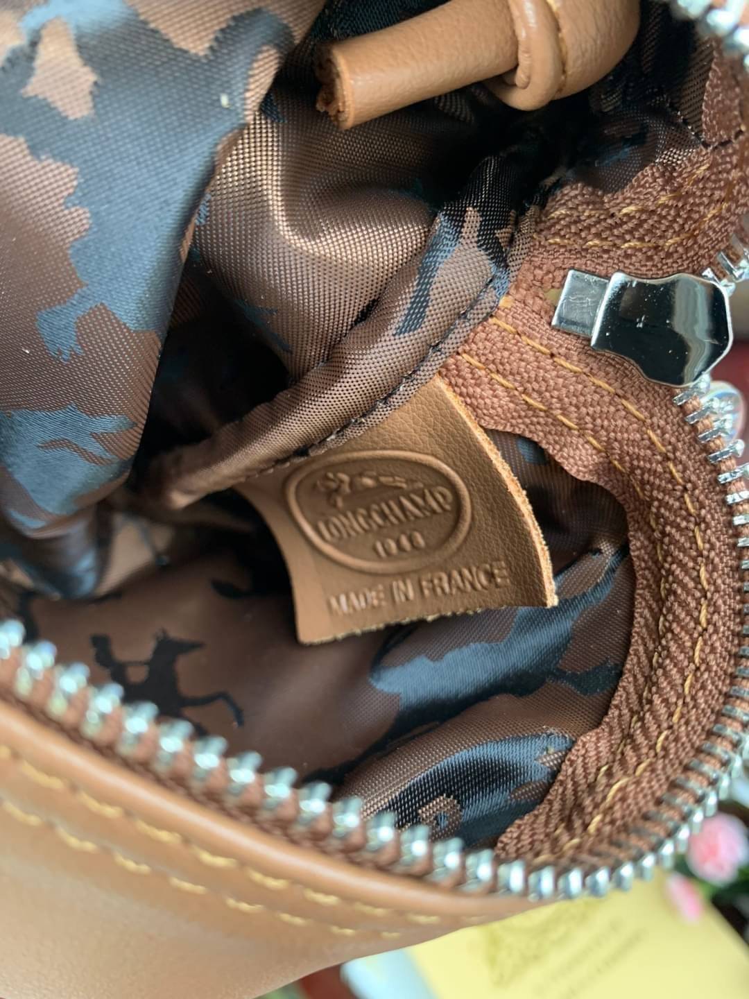 Longchamp Le Pliage Cuir Crossbody Bag อีกหนึ่งคอลเลคชั่น Le Pliage Cuir หนึ่งในตระกูลกระเป๋าสุดไอคอนิกจากแบรนด์ Longchamp และจัดการปรับดีไซน์ให้มีขนาดเล็กลงในทรงcrossbody กะทัดรัดสะพายแล้วคล่องตัว ด้วยดีไซน์ที่ดูเป็นเอกลักษณ์การใช้งานช่องหลักที่ซิปด้านหล