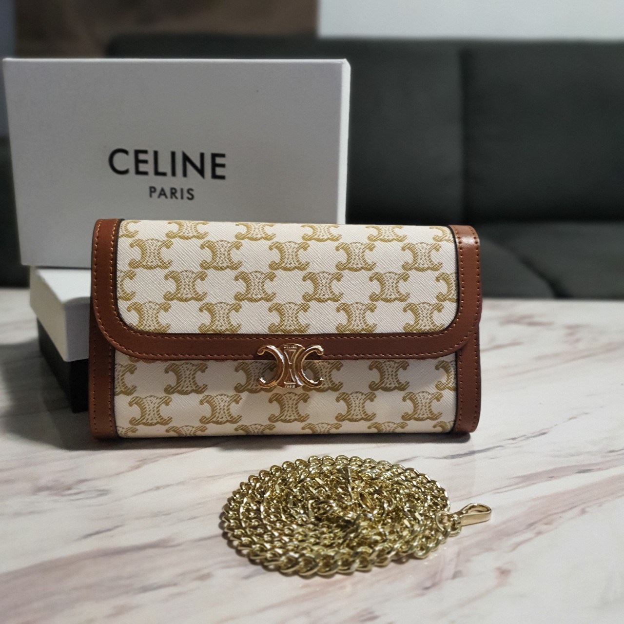 CELINE WOC BAG VIP GIFT WITH PURCHASE (GWP) พรีเมี่ยมกิ๊ฟ Limited Edition จาก PERFUME DUTYFREE COUNTER กระเป๋าทรง WOC ใช้ได้ทั้งกระเป๋าสตางค์ คลัช และครอสบอดี้ วัสดุหนังทั้งใบ ด้านในเปิดปิดด้วยกระดุม มีช่องใส่ธนบัตรใหญ่2ช่องและช่องซิปกลาง1ช่อง ใส่บัตรได้ห