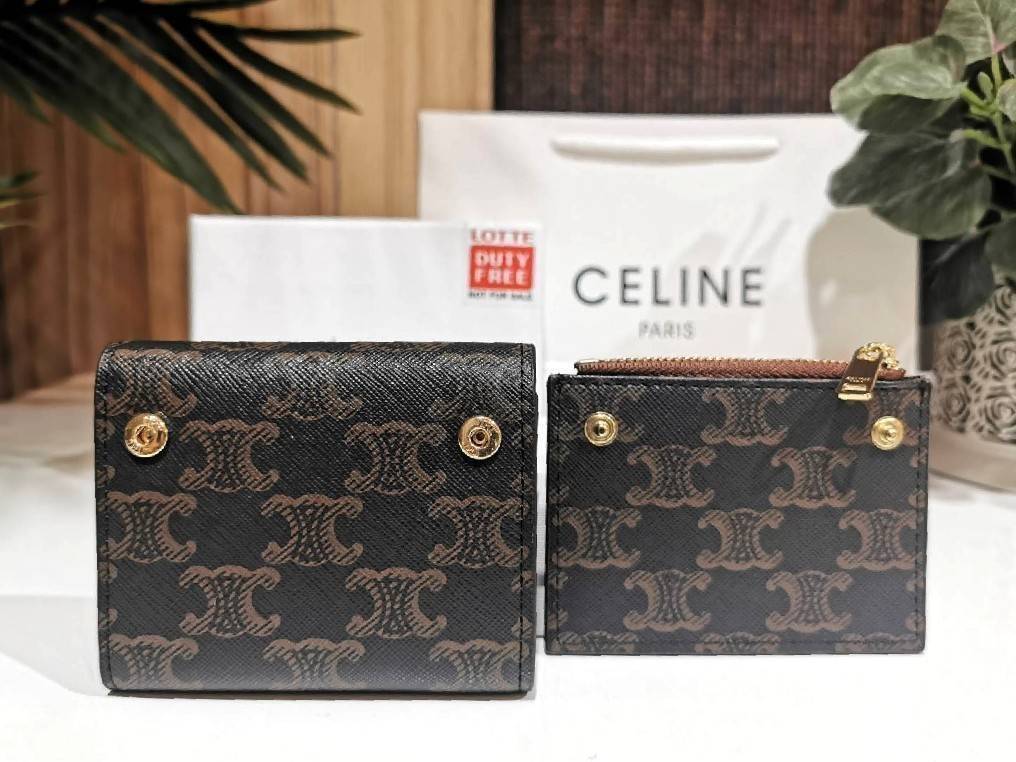 VIP 】CELINE SHORT WALLET VIP GIFT WITH PURCHASE GWP พรีเมี่ยมกิ๊ฟ Limited จาก CELINE HAUTE PARFUME DUTYFREE COUNTER วัสดุ Triomphe Canvas รุ่นใหม่เปิดปิดฝาพับกระดุม ภายในมีช่องแบ่งหลายช่อง ช่องใส่บัตรหลายช่อง ช่องใส่ธนบัตรใส่แบงก์พันได้เหมือนกระเป๋าสตางค์