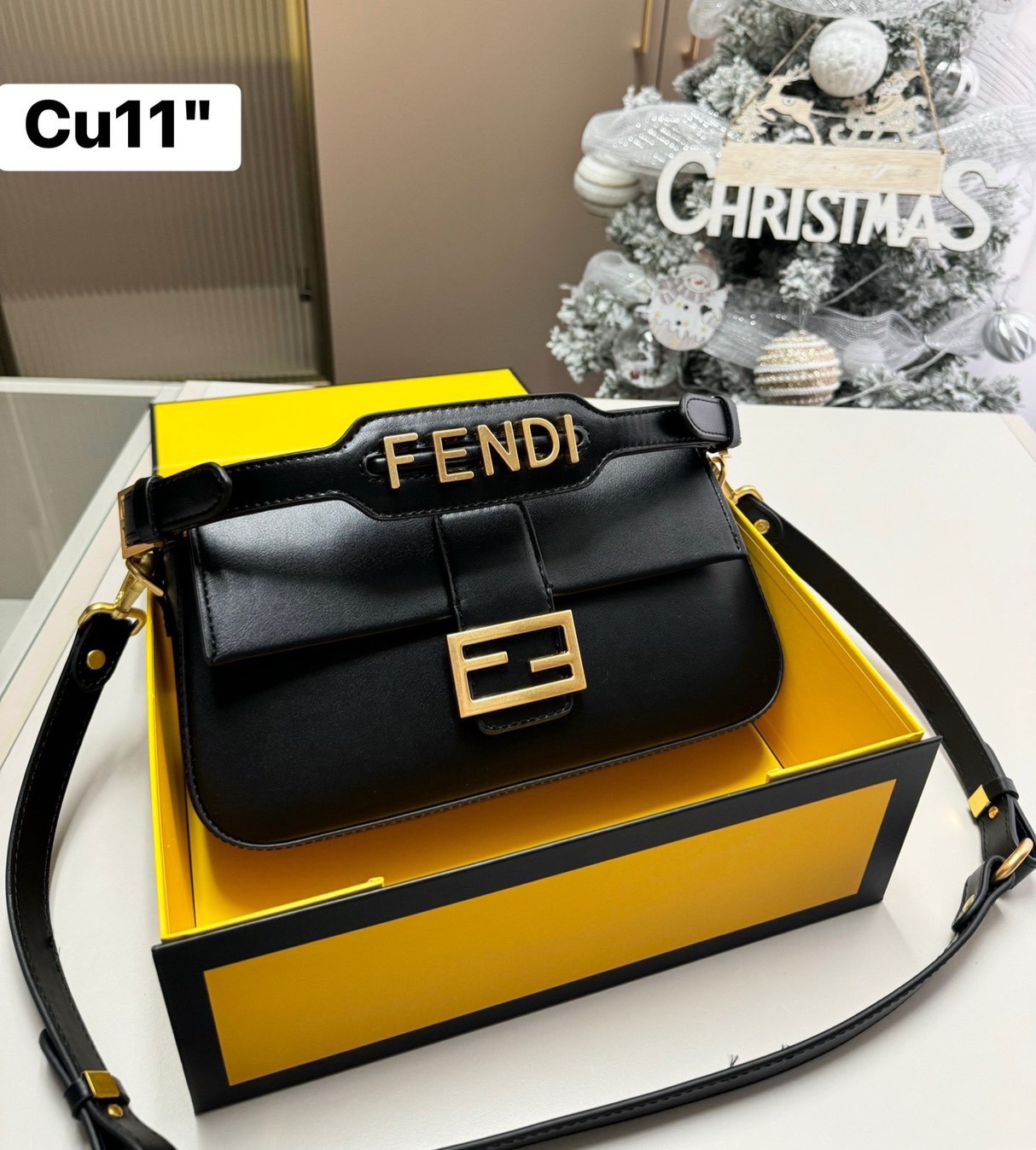 FENDI Baguette Leather Bag กระเป๋าสะพายทรงแบคเกตต์ หนังเรียบสวย อีกหนึ่งรุ่นใหม่ ปังไม่ไหวจ้าแม่!! เรียบหรูและคลาสสิคในตัว มาพร้อมสาย 2 แบบ สำหรับคล้องแขน และสายครอสบอดี้