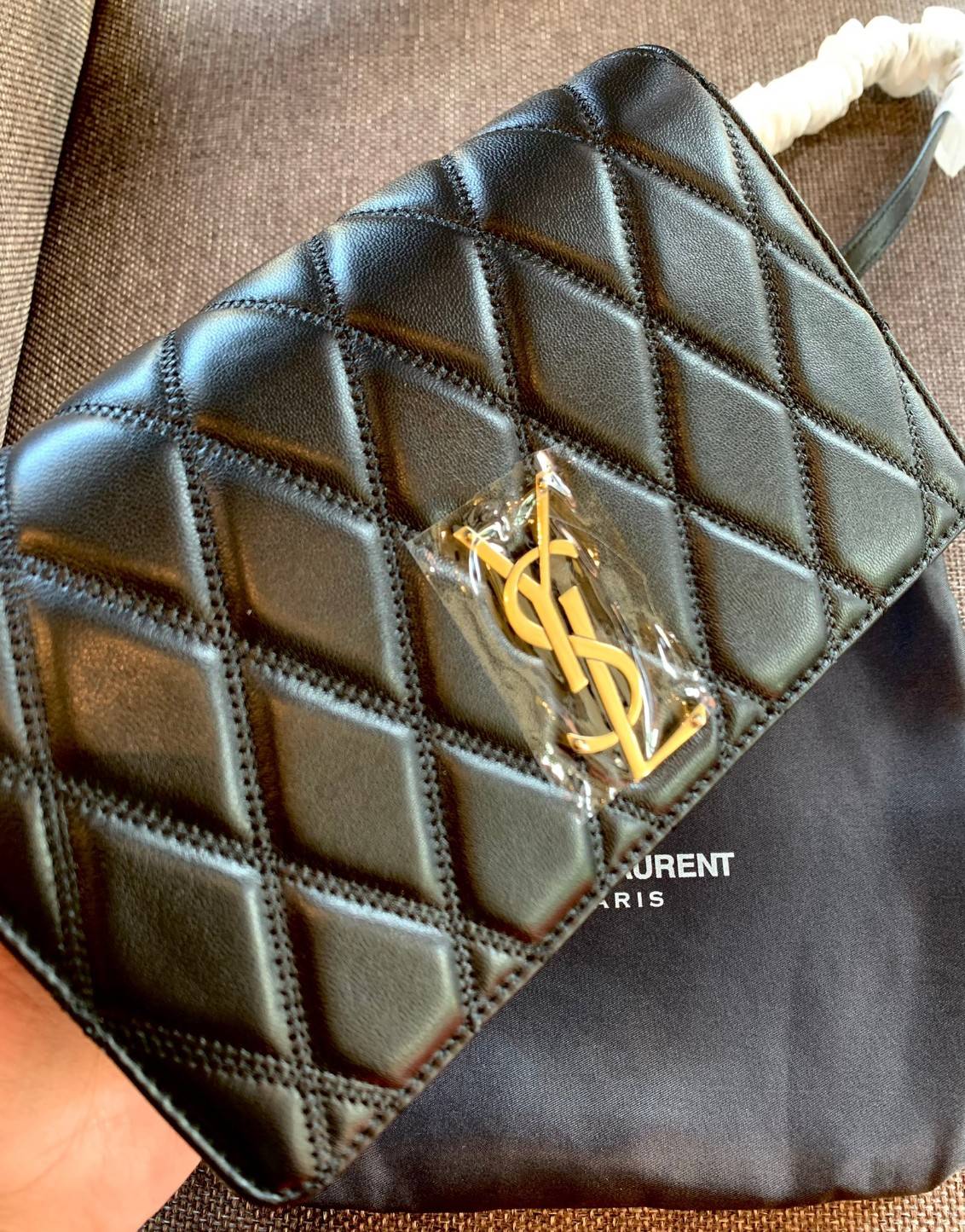 Yves Saint Laurent Shoulder Bag//Clutch Bag พร้อมส่งที่ไทย ทันใช้สงกรานต์นี้กันค่าา! กระเป๋าสะพายข้าง หรือสามารถทบสายเป็นสายคู่เป็นแบบคล้องไหล่ได้และสามารถถอดสายออกถือแบบคลัทออกงานก็ยิ่งสวยโดดเด่นมากๆเลยค่ะ หนังแท้อย่างดี หนังนิ่มน่าใช้ หลงไหลน้องแน่นอนค่