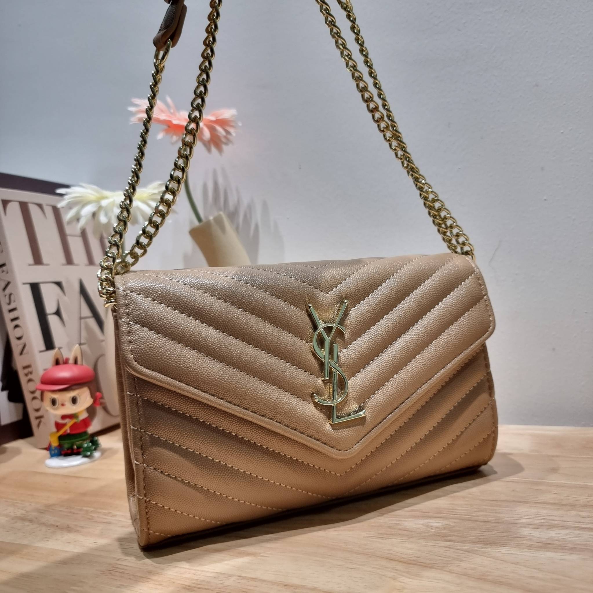 YSL WOC 9 ไม่เคยผิดหวังจริงๆ!! กับรุ่นที่สาวๆรู้กัน Yves Saint laurent clutch bag with chain กระเป๋าสะพายทรง woc สุดฮอต ดีไซน์เรียบหรู โดดเด่นด้วยโลโก้ด้านหน้า