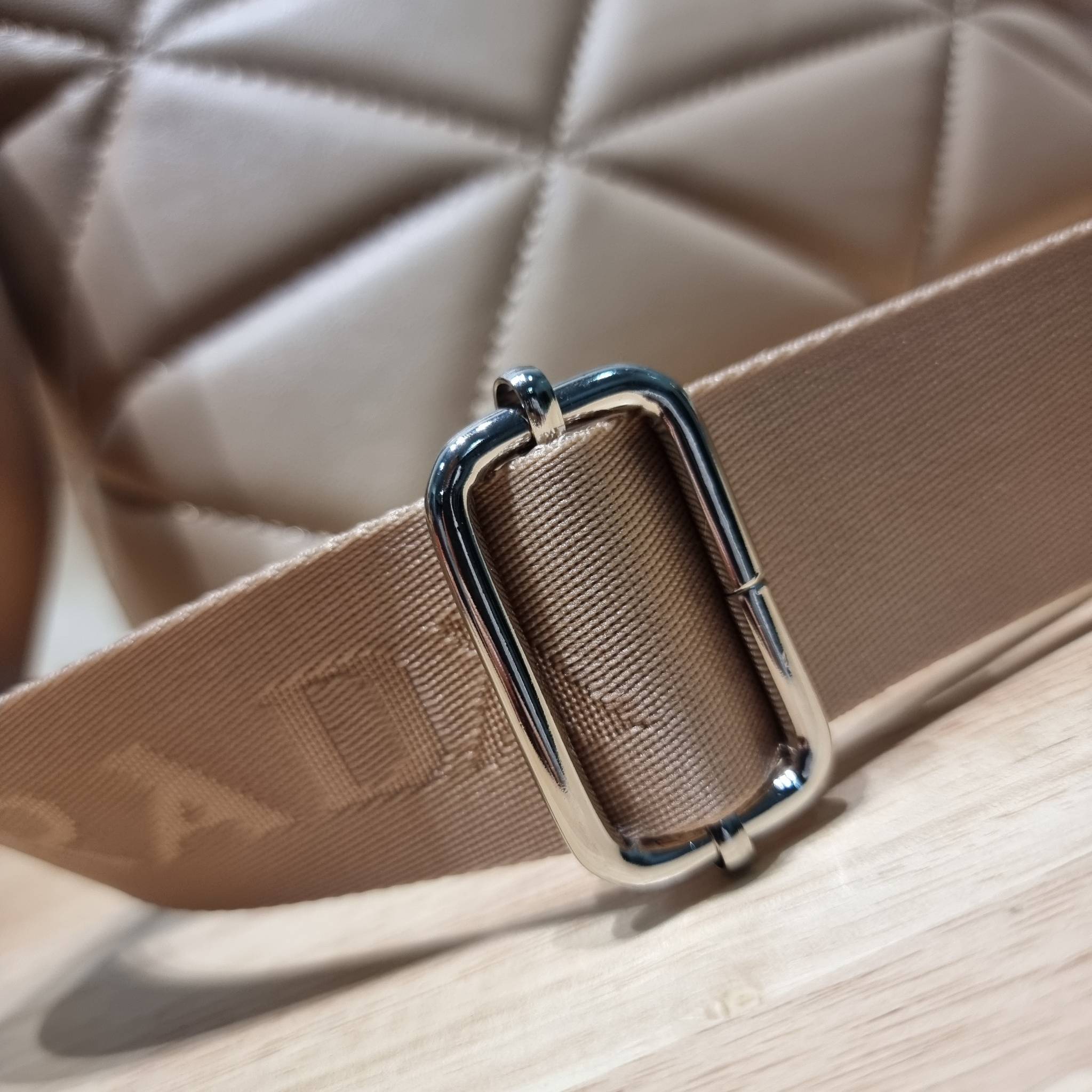 PRADA LEATHER PADDED BAG ใหม่ล่าสุด กับคอลเลคชั่นที่ทำออกมาตอบโจทย์ได้ทุกไลฟ์สไตล์ และเป็นยูนิเซ็กส์ กับกระเป๋าทรงโท้ท ขนาดกำลังดี วัสดุหนังเรียบ ตัดเย็บเดินเส้นลายตาราง ปากกระเป๋ามีซิปเปิดปิด ภายในเป็นช่องโล่ง