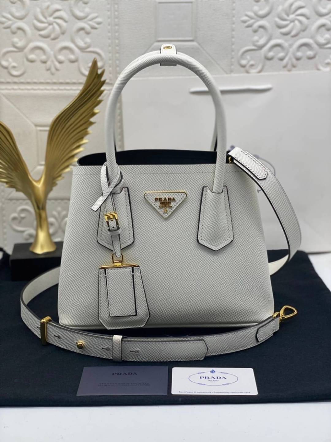 25cm Prada Small Saffiano Leather Double Bag / Prada Double Bag กระเป๋าสะพายพราด้า อีกหนึ่งรุ่นฮิต ให้พื้นที่จุของกว้างขวาง เป็น Tote Bag ใช้งานง่าย ได้ทุกที่ ทุกโอกาส ด้วยขนาดของกระเป๋าที่สามารถจุของได้หลากหลาย เป็นอีกรุ่นที่เหมาะสมสำหรับการเป็น Everyday