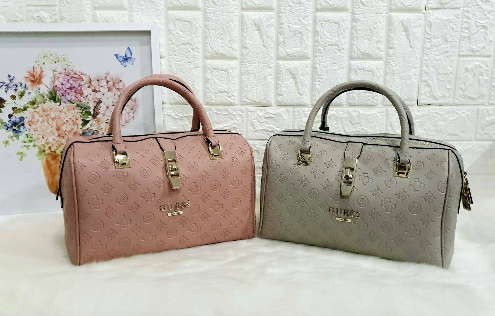 Guess Peony Classic Box Satchel คอลเลคชั่นใหม่สวยหรูจาก Guess กระเป๋าสะพายหนังนิ่มปั๊มแบรนด์รอบใบ ขนาดกำลังดี ฐานกระเป๋ามีหมุดรองฐานกันรอย หัวซิปปั๊มแบรนด์ ภายในกว้างจุของได้เยอะ มาพร้อมสายปรับและถอดออกได้ พร้อมส่ง 4 สี สวยทุกสี พลาดไม่ได้กับสาวยุคใหม่เลย