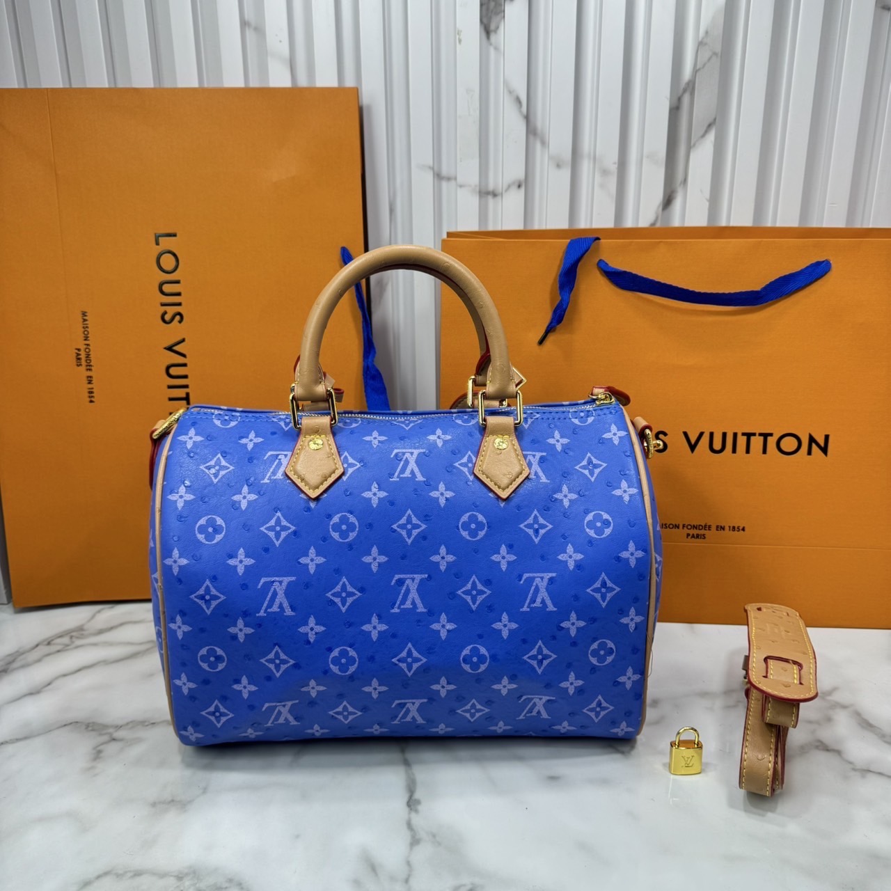 ORI หนังแท้ | LV Speedy P9 Bandoulière 30 Bag กระเป๋าสะพายทรงหมอนสปีดี้ใบใหญ่ คอลใหม่ล่าสุดหรูหราโดดเด่น แต่งลายนูนเพิ่มเท็กเจอร์เต็มใบ รูปทรงใช้งานง่ายสวยตลอดกาล