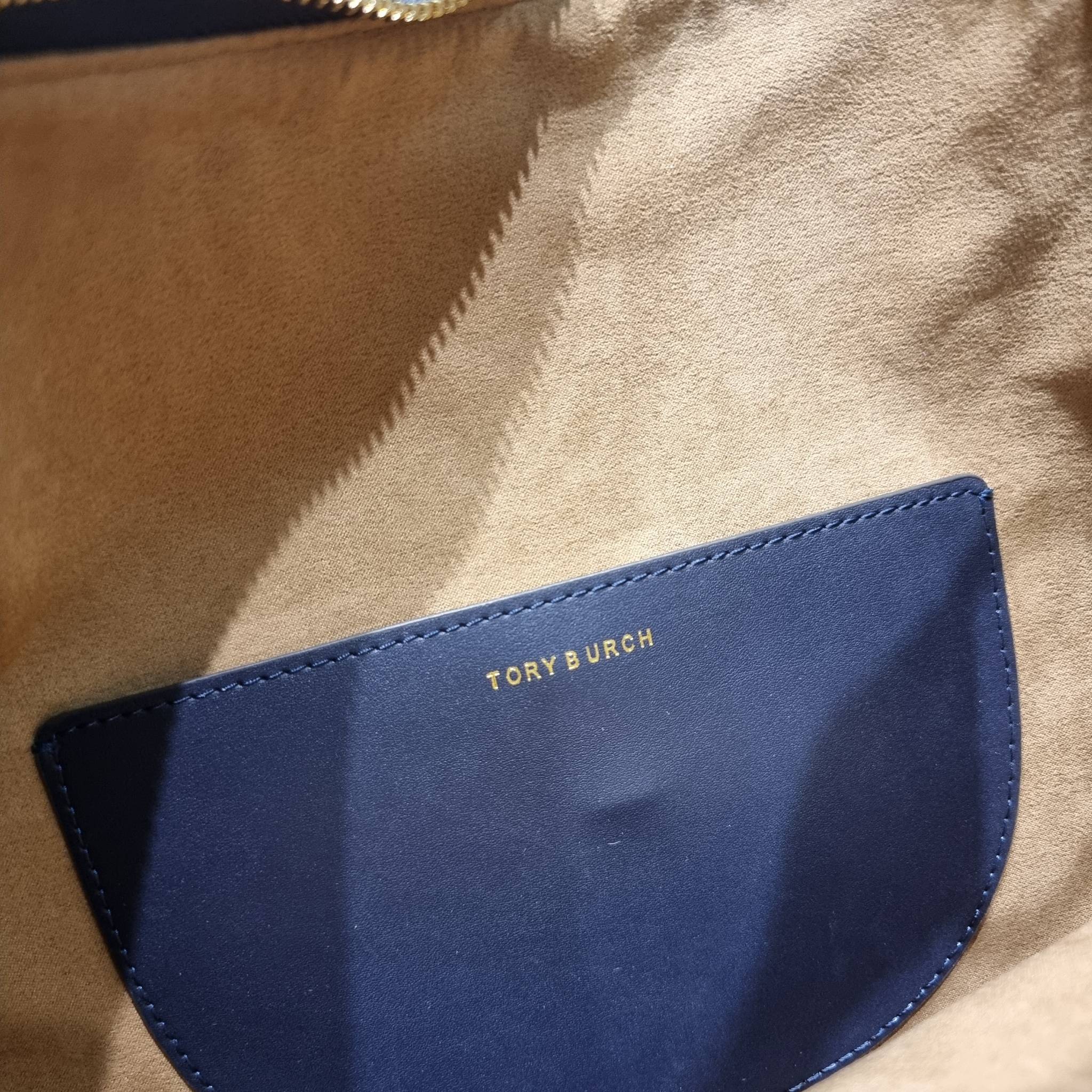 ใบใหญ่ 35cm Tory Burch T Monogram Medium Crescent Bag / TORY BURCH T MONOGRAM JACQUARD CRESCENT BAG ไซส์ใหญ่กับไอเท็มสุดร้อนแรง เซเลปรีวิวเยอะมาก!! สาวๆตามหากันไปอีก กระเป๋าทรง half moon ที่ดีไซน์บนผ้า jacquard ลวดลายซิกเนเจอร์ เรียบหรู ผู้ดีมากแม่!