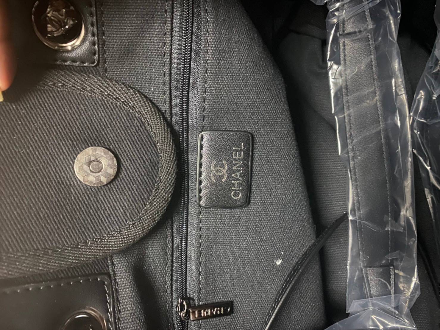 Chanel Shopping Bag VIP Gift denim canvas and leather กระเป๋าผ้าแคสวาส งานปักมุกหรูหรามาก เกินเรื่องมาก ดูแพงสุด!! งานแพงงานสวยจ้า ใบใหญ่จุใจใส่ของได้เยอะ ตามคำเรียกร้อง ถือชิคๆๆ เหมาะกับSummerสุดๆ มีใบเดียวจบ สวยหรูคุณนายสุดๆเลิศมากค่า