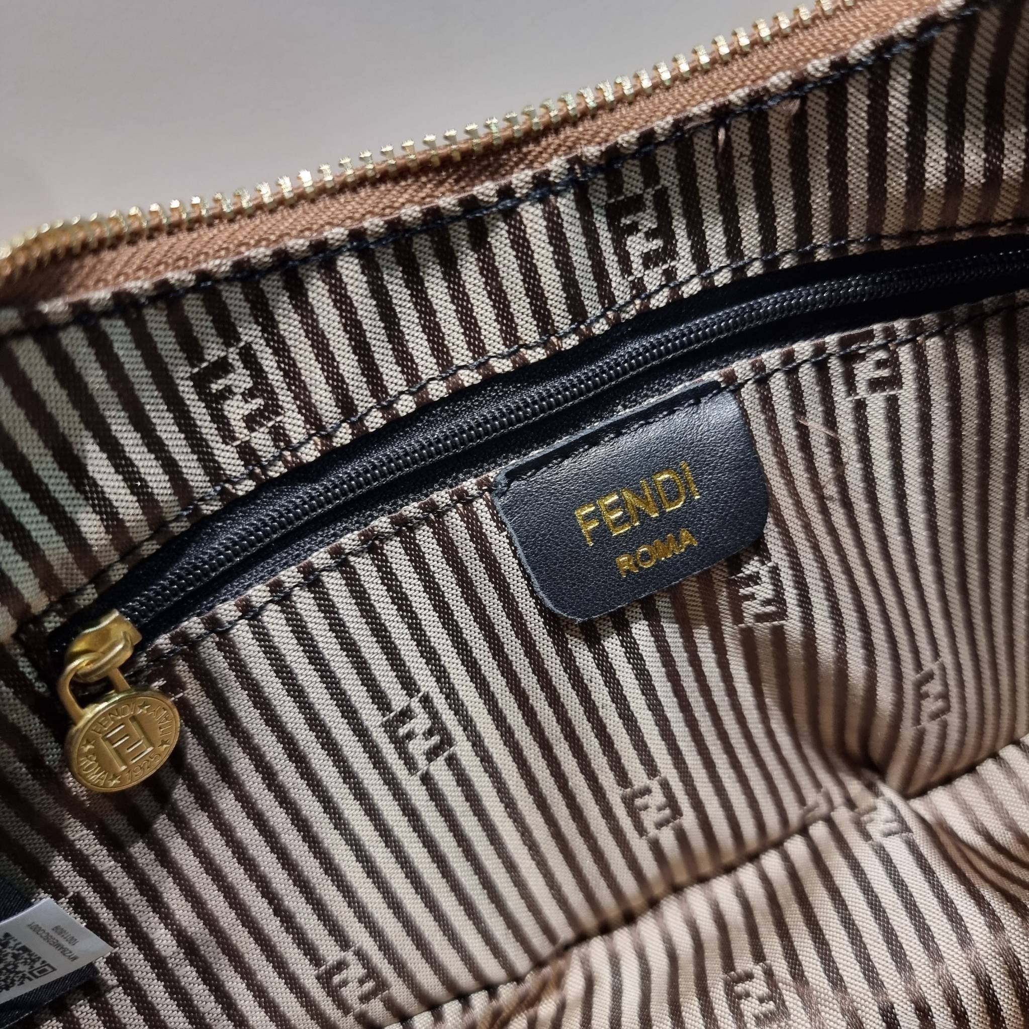 Fendigraphy Small FF fabric bag / FENDI HOBO / FENDI MONOGRAM CROSSBODY HOBO BAG กระเป๋าสะพายข้างใหม่ล่าสุด ดีไซน์ลวดลายรอบใบ มี texture โดดเด่นน่าใช้ ดูหรูและคลาสสิคในตัว