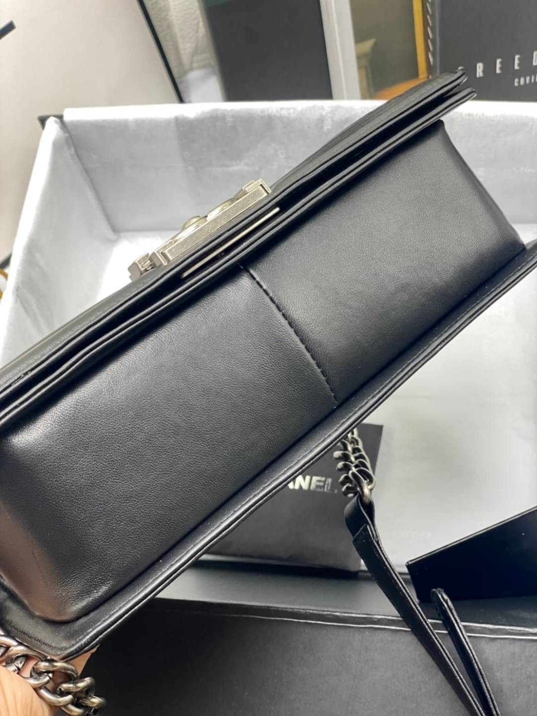 หนังแท้ CHANEL BOY 10" หนังเรียบ อะไหล่เงิน/ทอง พร้อมส่งที่ไทย หนังลูกวัวแท้ อะไหล่โลหะสีรูทีเนียม สวยคลาสสิกทุกยุคสมัย เกรดออริจินอล 1:1 ภาพสินค้าถ่ายจากงานขายจริง ใช้งานต่างประเทศได้