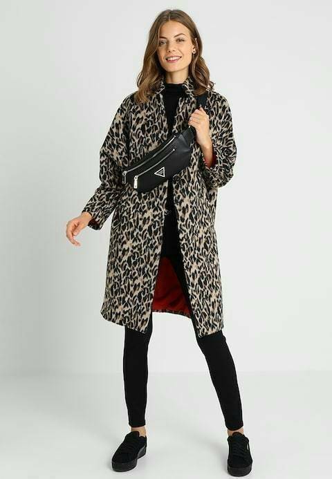 GUESS URBAN SPORT SAVOY BLACK BELT BAG กระเป๋าหนังเรียบสวยคาดเอว/อก ทรงสปอร์ตสีดำ ด้านหน้าและด้านในติดโลโก้แบรนด์สีทอง เปิดปิดด้วยซิป มี 1 ช่องซิปหน้า ภายในกระเป๋าโล่งกว้าง มีอีกหนึ่งช่องซิปเล็ก สามารถใส่มือถือได้ทุกรุ่น จุของได้เยอะ รับรองถูกใจสาวๆแน่นอน