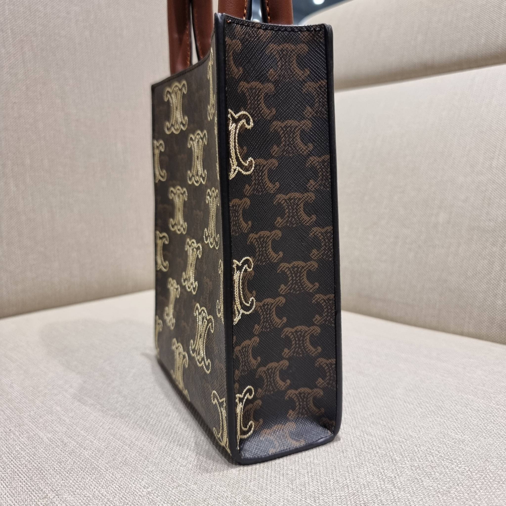 VIP 🥂 CELINE MINI VERTICAL CABAS IN TRIOMPHE CANVAS WITH TRIOMPHE HEART EMBROIDERY ใหม่พร้อมเสิร์ฟ กับกระเป๋าสะพายทรงโท้ท ไซส์มินิ ขนาดกำลังสวยพอดี สะดวกพกพา โดดเด่นด้วยโลโก้ลายปัก ดีเทลเดินด้ายรูปหัวใจ เพิ่มดีเทลความแพงไปอีก วัสดุหนังแคนวาส มีหูจ