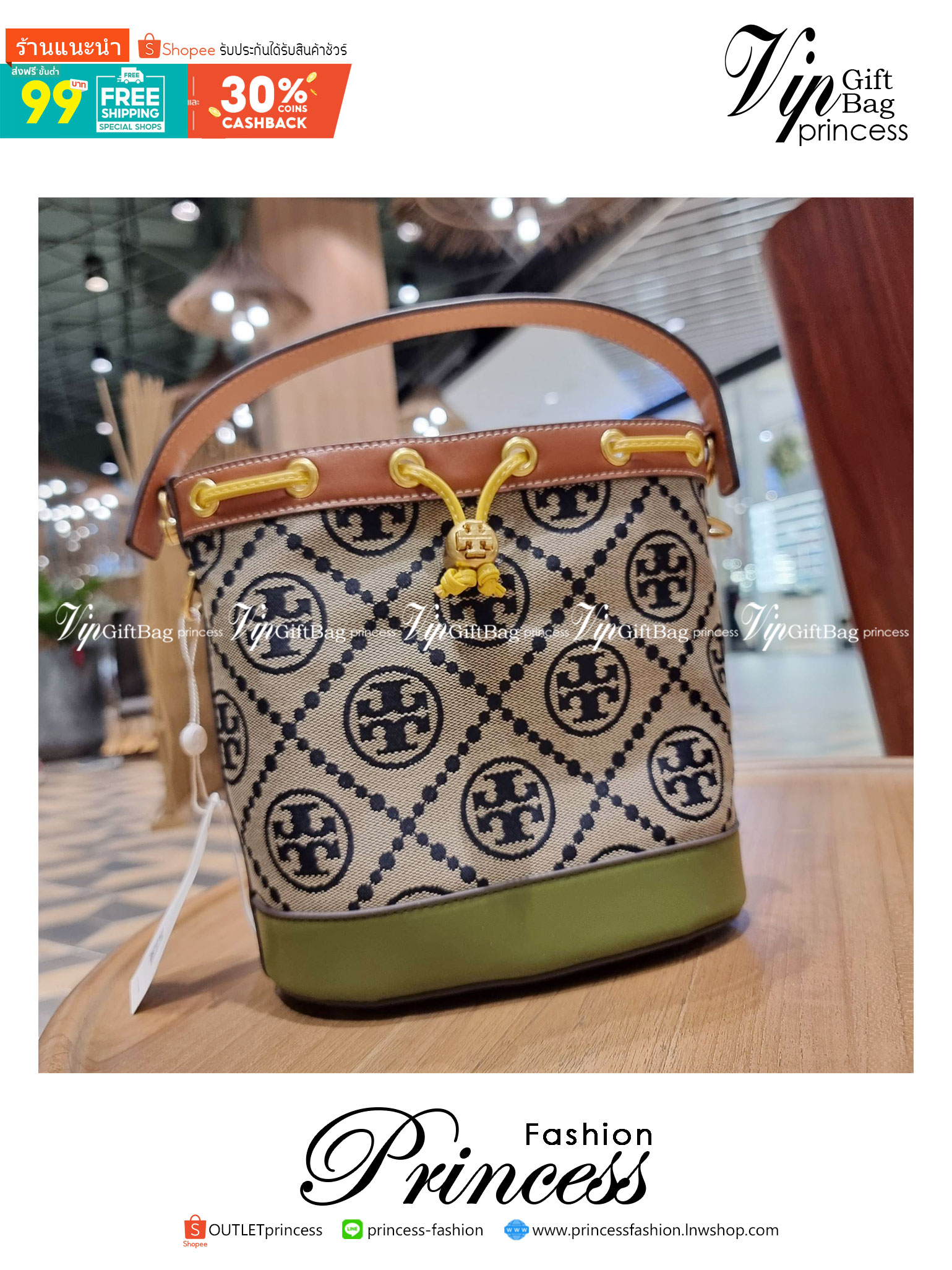 TORY BURCH T MONOGRAM COLORBLOCK JACQUARD BUCKET BAG ไอเท็มใหม่ที่ใครๆก็รอ กระเป๋าบัคเก็ตทรงสวย ที่ยังคงให้ความโดดเด่นด้วยลวดลายเอกลักษณ์ เพิ่มเติมดีไซน์บล็อคสี ตัดกันได้อย่างลงตัว ถักทอบนวัสดุ woven jacquard ลายคมชัด สลับส่วนของหนังแท้ ภายในเป็นช่องโล่งก