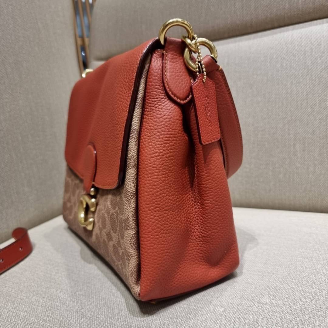 COACH Coated Canvas Signature May Shoulder Bag พร้อมส่งที่ไทย คัดงานคุณภาพ จัดเต็มมาให้ต่อนรับปีใหม่นี้ค่าา ✔️กระเป๋าหิ้ว//คล้องไหล่//สะพายข้างได้ ใบใหญ่ สุดคุ้ม! ✔️หนังแท้ชั้นดีที่สุด หนังหนานิ่ม รู้สึกได้ตอนสัมผัสค่ะ สวยมากๆ ✔️ด้านห