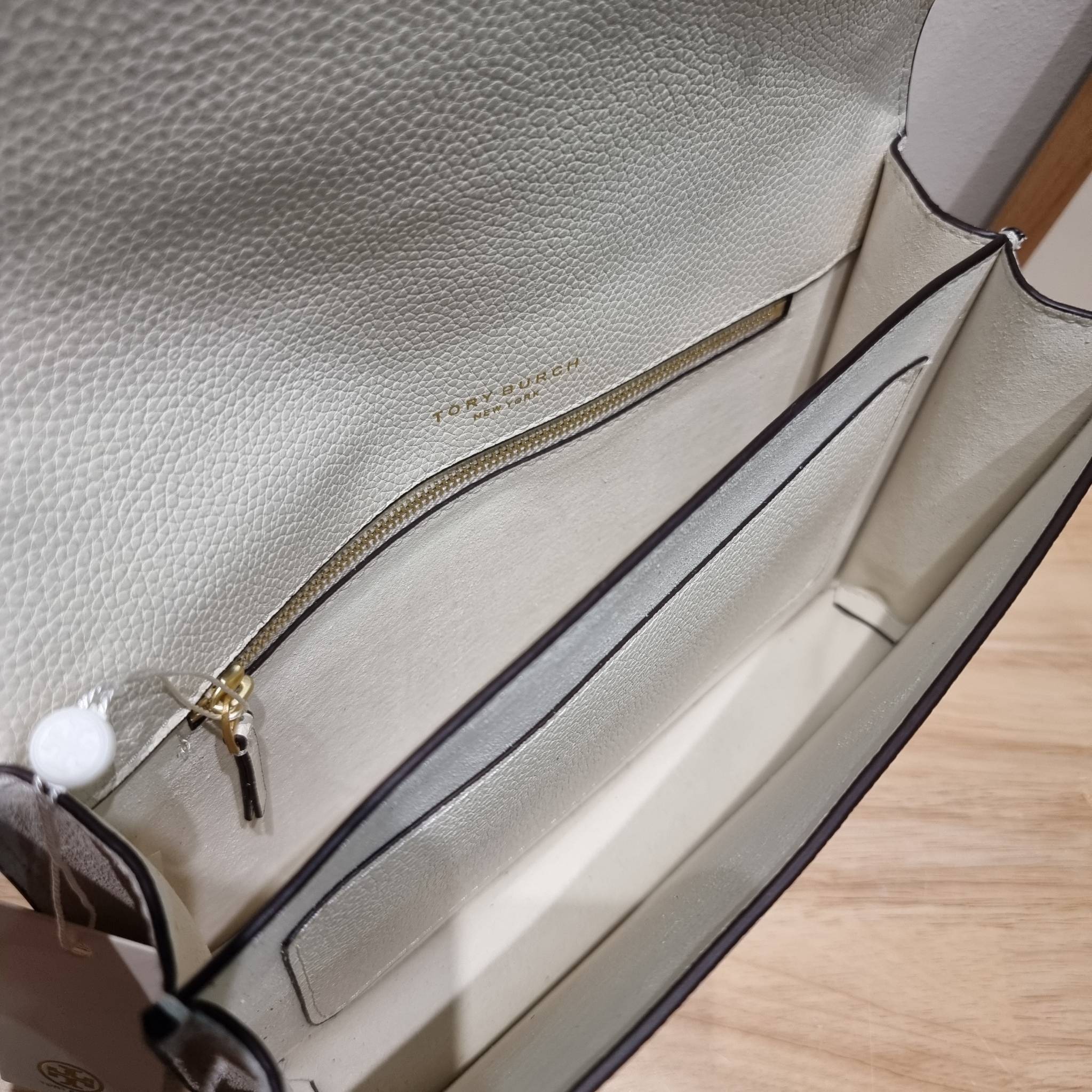 TORY BURCH MILLER SHOULDER BAG / Tory Burch Bag รุ่นยอดนิยม รุ่นหายาก รุ่นที่สาวๆตามหา ใบนี้เลย!! สวยหรู ผู้ดีทุกสี กระเป๋าสะพายไหล่ ดีไซน์อยู่ทรง คลาสสิคแฝงความหรูด้วยโลโก้สีทองอร่ามโดดเด่น