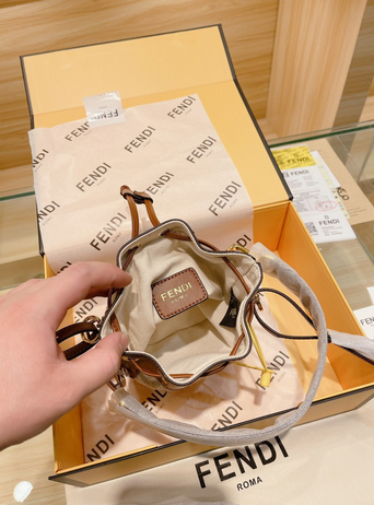 FENDI MINI BUCKET BAG / Fendi Mon Tresor Beige Raffia mini Bag กระเป๋าสะพายทรงขนมจีบยอดฮิต ไซส์มินิ ที่น่ารักน่าใช้มาก ดีไซน์สวยอยู่ทรง วัสดุผ้าแคนวาสสลับหนังแท้ ดีเทลห่วงคล้องอะไหล่สวยหรู มาพร้อมสายสั้นคบ้องแขน และสายครอสบอดี้สำหรับสะพายข้าง สลับใช้ได้ไม