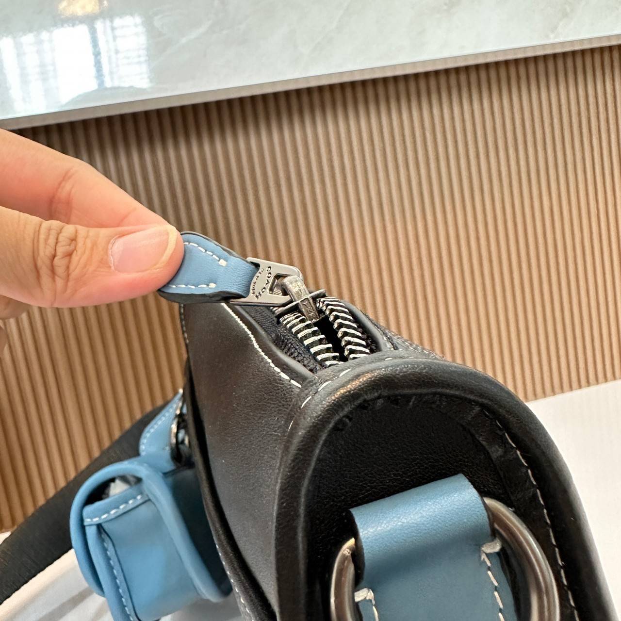 Coach Heritage Convertible Crossbody In Signature Canvas With Creature Print( cc131) กระเป๋าไฮบริดแบบถอดได้รุ่นใหม่ หล่อเท่ส์ สะพายสามารถสะพายทำงานดูดีสุดๆคะ มาพร้อมกระเป๋าใบเล็กห้อยสุดเก๋ วัสดุแคนวาสตัดขอบหนังแท้ เปิด ปิดด้วยซิป ซับในผ้า ด้านนอกกระเป๋าเป