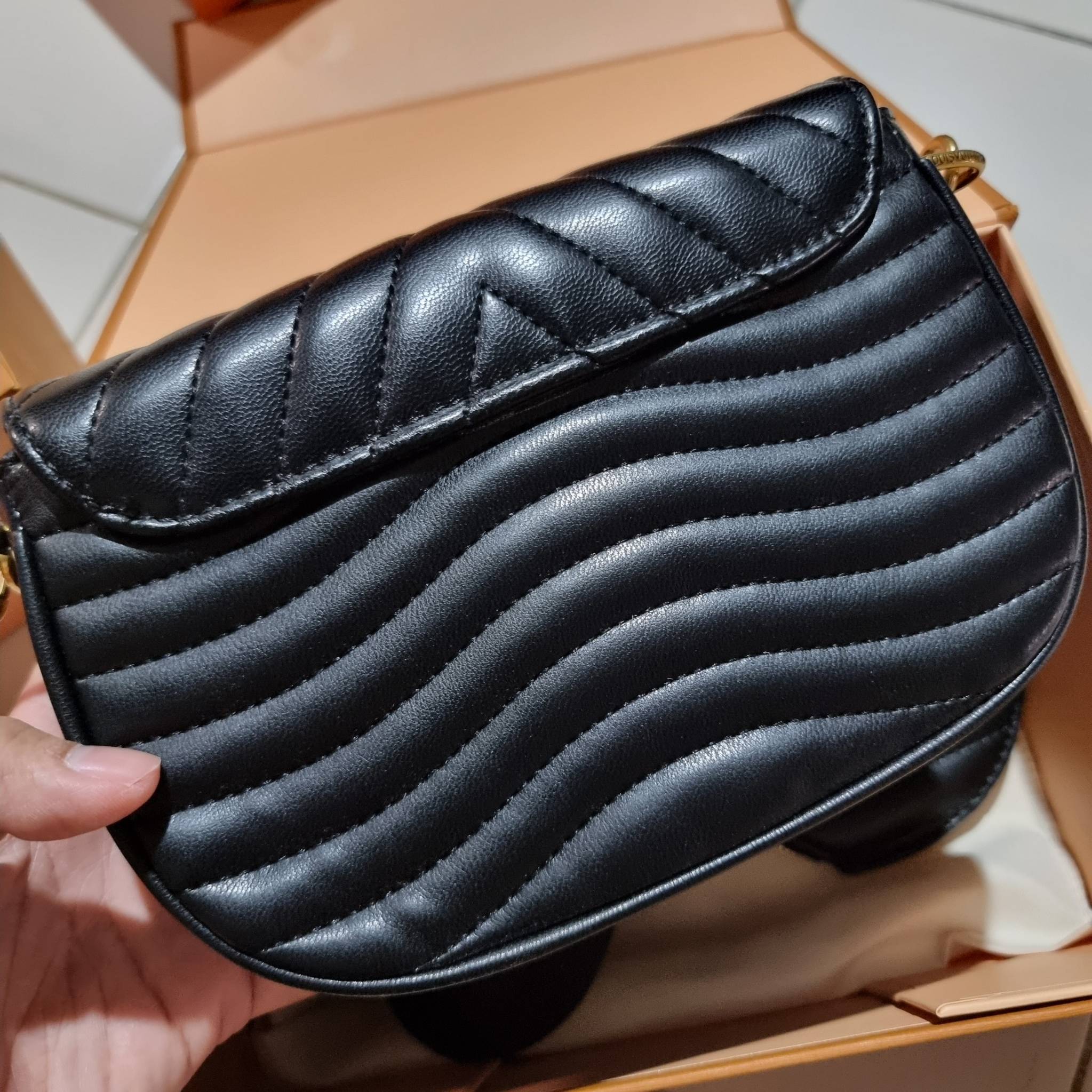 LV new wave pochette multi bag กระเป๋าสะพายมัลติฟังก์ชั่น สุดหรู มาพร้อม box set รับรองว่าดีงาม ลูกเล่นคลาสสิคผสานความวินเทจ มีสายสะพายให้ 2 เส้น และกระเป๋าใบลูก เล็กน่ารัก วัสดุหนังแท้ ภายในเป็นช่องโล่ง แบ่งสัดส่วนมีช่องย่อย ใบนี้ปรับใช้ได้หลายสไตล์ ลุคไ