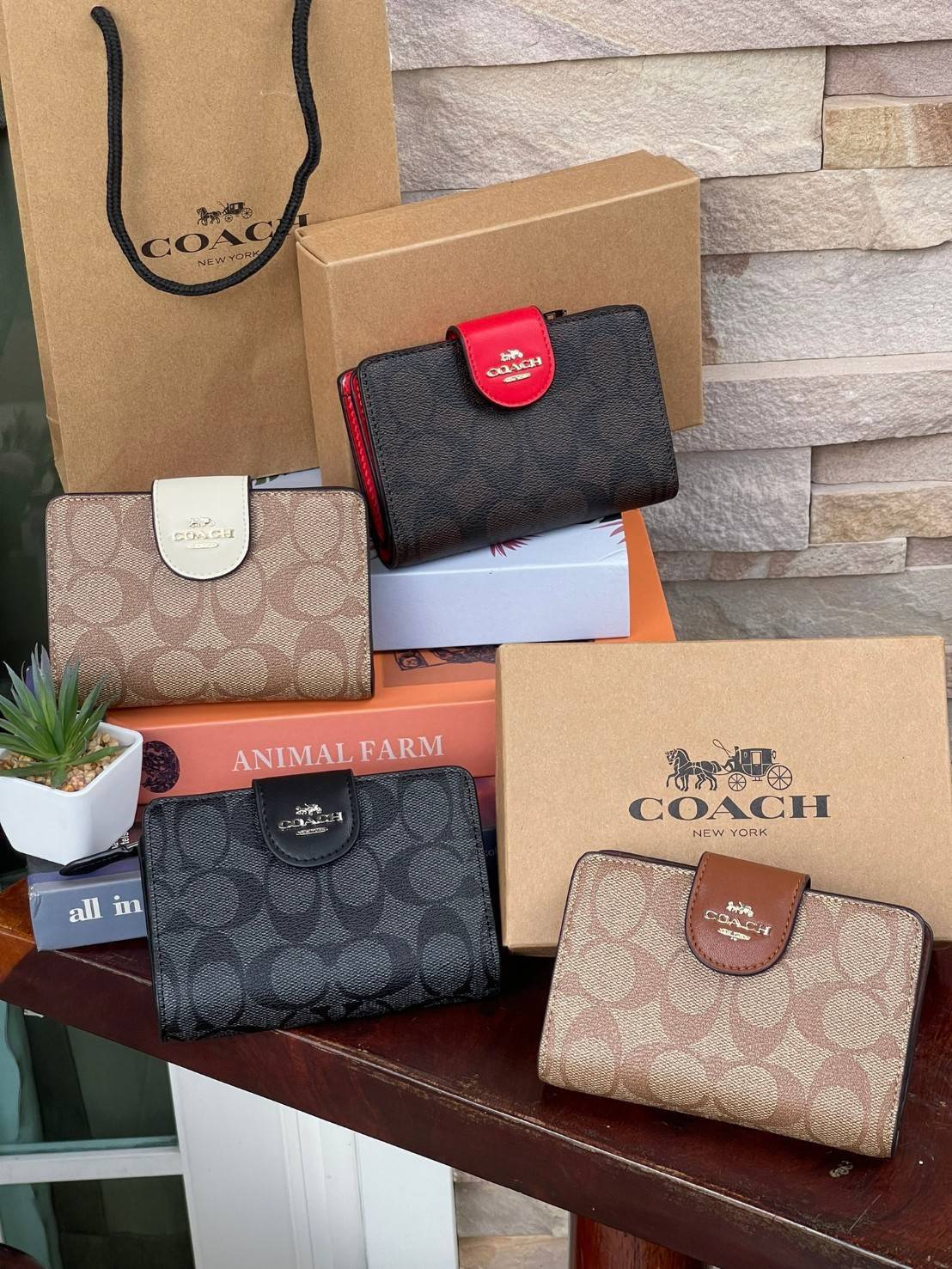 COACH MEDIUM CORNER ZIP WALLET IN SIGNATURE CANVAS กระเป๋าสตางค์ขนาดกลางที่ถือว่าเป็นไอเทม Must Have ของทุกเพศทุกวัยที่ต้องพกติดตัวไว้ตลอดเวลา เพราะนอกจากจะช่วยจัดเก็บเงิน บัตรประชาชน บัตรเครดิตและต่าง ๆ ให้เป็นระเบียบเรียบร้อยยังต้องคำนึงถึงประโยชน์ใช้สอ