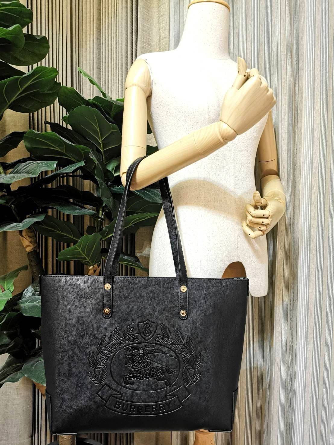 VIP 】BURBERRY FRAGRANCES TOTE BAG VIP GIFT WITH PURCHASE (GWP) พรีเมี่ยมกิ๊ฟ Limited Edition จาก BURBERRY PERFUME รุ่นแนะนำ ดีไซน์สวยโดดเด่นหนังสีดำขึ้นเทคเจอร์ด้านหน้ามีโลโล้แบรนด์ ภายในลายวินเทจสุดคลาสสิค โล่งกว้างมีช่องซิปเล็กและโลโก้ด้านใน สามารถใส่เอ