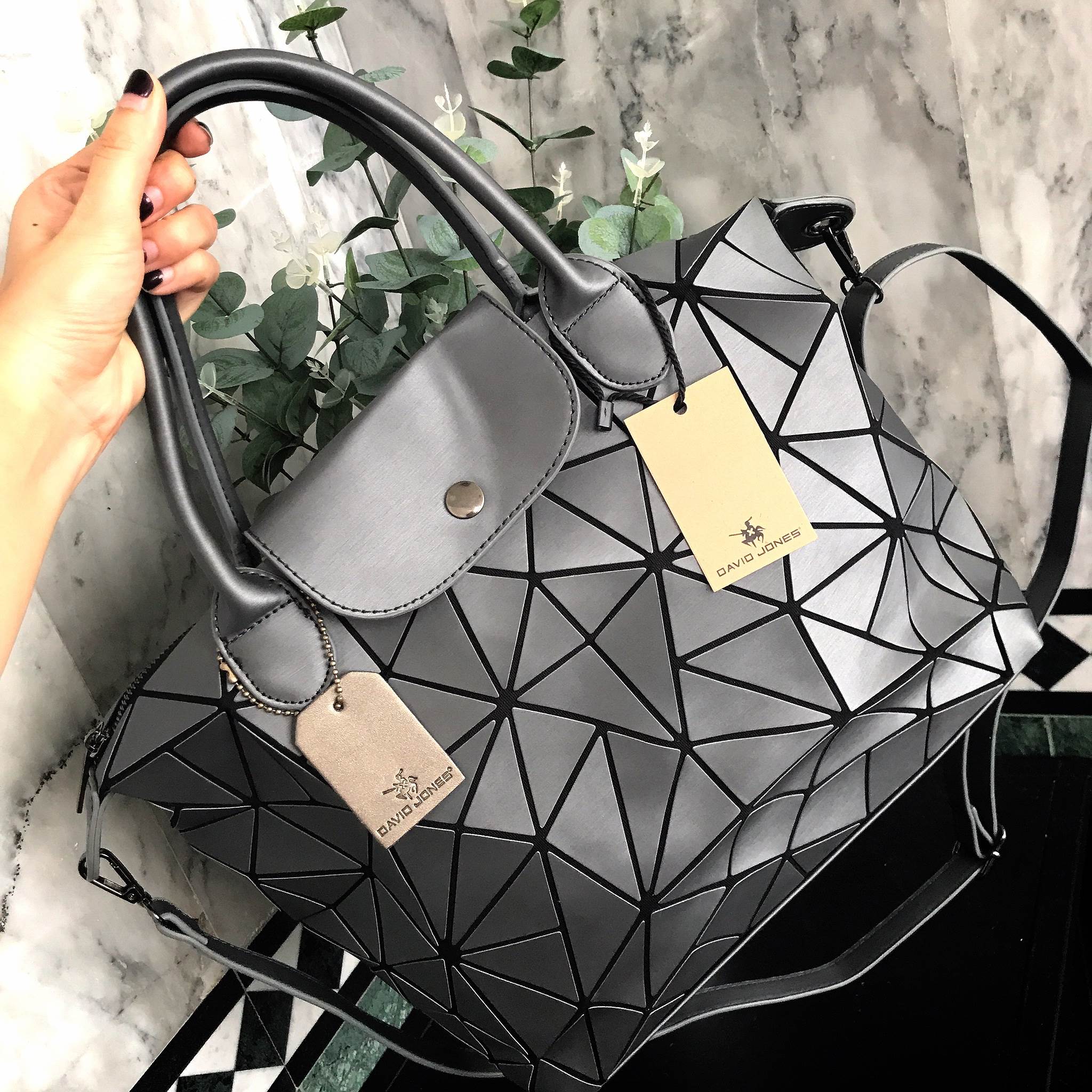 ทรงใหม่ สวยมาก จากแบรนด์ David Jones รุ่นพิเศษ มาจำนวนจำกัดนะค่า 😊 กระเป๋า ทรง Tote ตัวกระเป๋าเย็บติด ด้วยแผ่นอคิลิค สุดหรู ดีไซน์เกร๋ **จุดเด่นที่ น้ำหนักเบา สามารถ ถือ หรือ สะพายไหล่ได้คะ ใบใหญุจุของคุ้ม แต่น้ำหนักเบาคะ มีใบเดียวจบ **ควรมีติดตู้