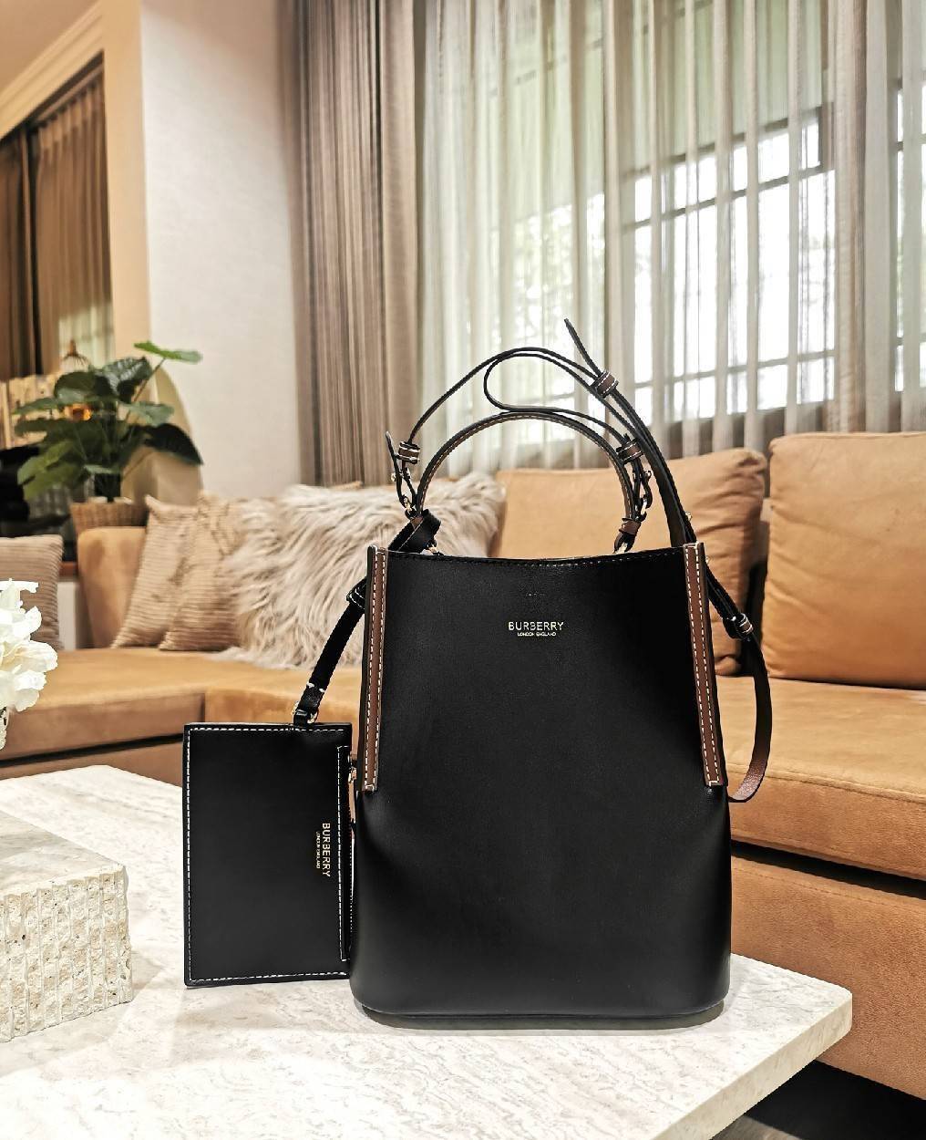 BURBERRY FRAGRANCES BUCKET BAG GIFT WITH PURCHASE พรีเมี่ยมกิ๊ฟ Limited Edition จาก BURBERRY PERFUME วัสดุหนังแท้ CalfSkin สวยหรูอยู่ทรง มาพร้อมกระเป๋าคลัชเล็กเข้าชุดกันสายคล้องสามารถถอดแยกใช้ได้ ภายในโล่งกว้างและจุสามารถใส่กล้อง มือถือ ของใช้ได้เยอะ หูจั