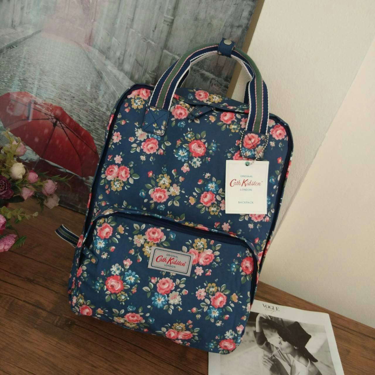 Cath Kidston Backpack Bag กระเป๋าเป้ สไตล์วินเทจ ด้านหน้ามี 1 ช่องซิป เปิดปิดด้วยซิป มีช่องหลักโล่งกว้าง และช่องเล็ก ใบนี้จุของได้เนอะ คุ้มค่าเกินราคาค่ะ