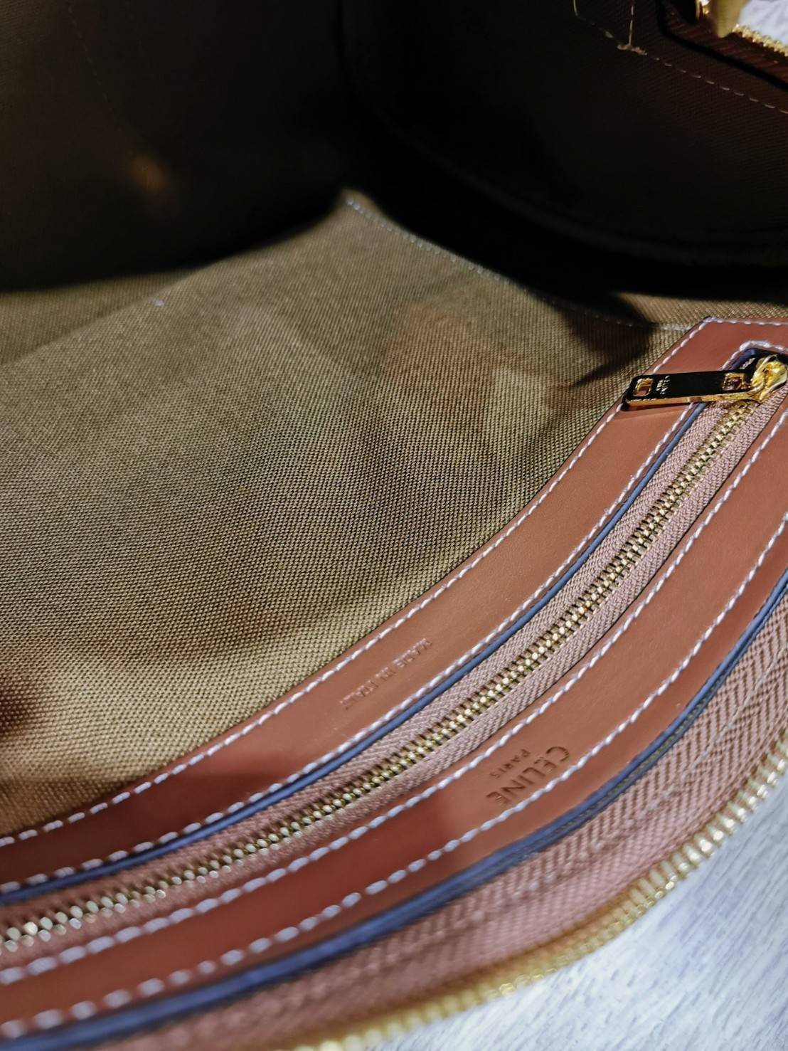 พรีเมี่ยมกิ๊ฟแท้ 100% 】CELINE TRIOMPHE CANVAS BOSTON BAG VIP GIFT WITH PURCHASE (GWP) พรีเมี่ยมกิ๊ฟ Limited Edition จาก CELINE HAUTE PERFUME DUTYFREE วัสดุ TRIOMPHE CANVAS หนังขึ้นลาย Signature สวยหรูสุดคลาสสิคดีไซน์ไม่มีเอ้าท์