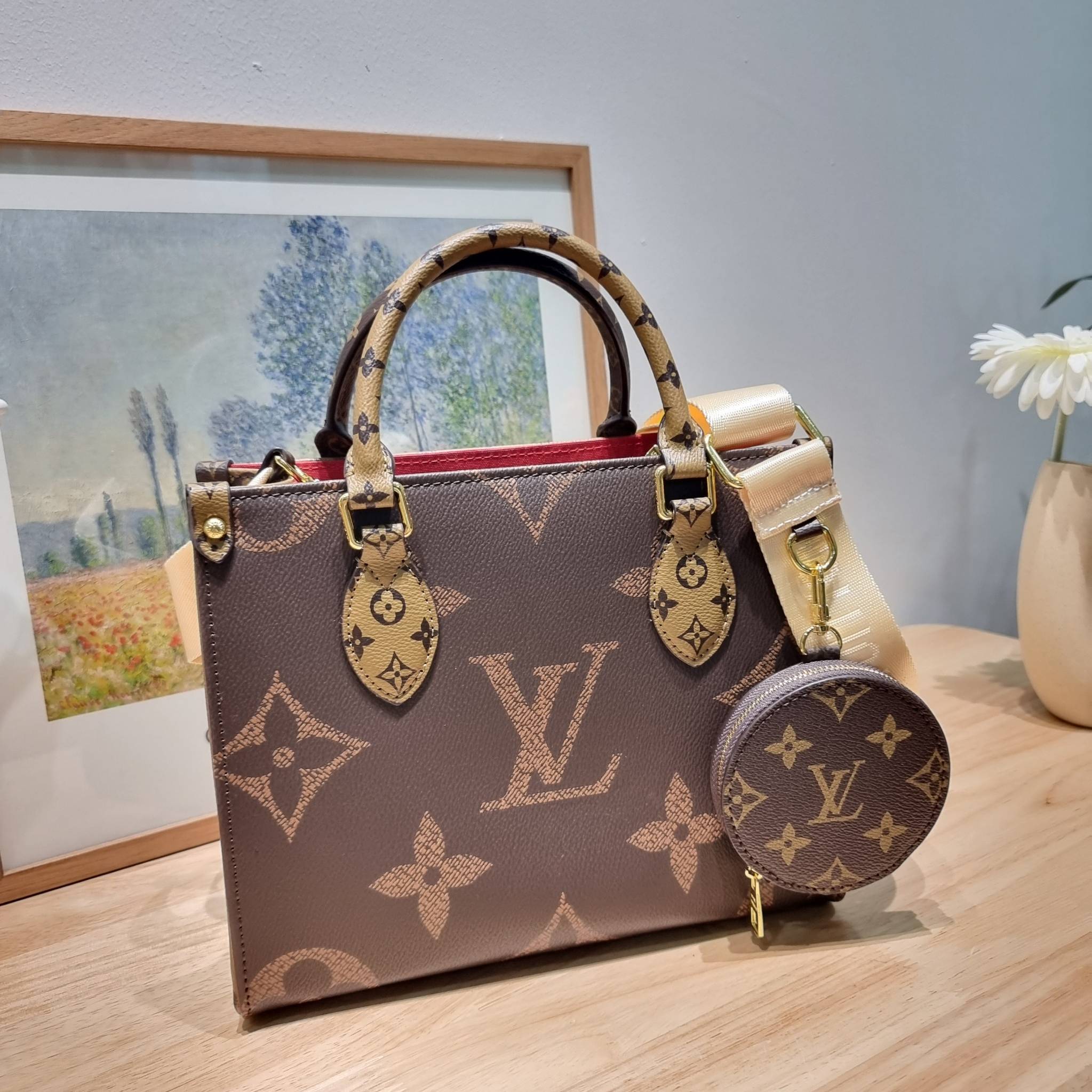 LV OnTheGo PM monogram tote bag / LV Tote Bag กระเป๋าทรงโท้ทที่ใครเห็นต้องเป็นคลั่งรัก ยอดฮิต คลาสสิค ผู้ดี หรูหราได้ทุกลุค ทุกสไตล์ มาพร้อมหูจับในตัว คล้องแขนก็ดูแพง หรือจะเกี่ยวสายครอสสะพายก็อัพลุคได้เลย