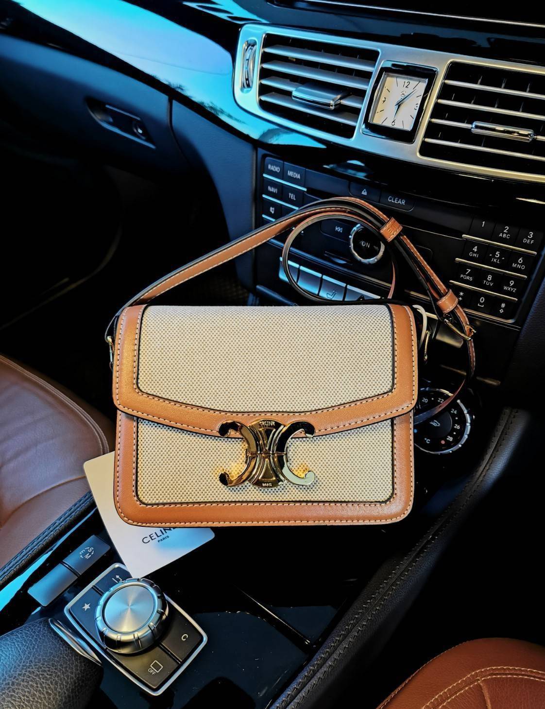 CELINE TRIOMPHE CROSSBODY BAG VIP GIFT WITH PURCHASE-GWP พรีเมี่ยมกิ๊ฟ Limited Edition จาก CELINE PERFUME DUTY FREE COUNTER วัสดุ TRIOMPHE CANVAS & LEATHER ทรงเหลี่ยมหนังสวยหรูอยู่ทรงเปิดปิดด้วยฝาปิดโลโก้แบรนด์อะไหล่ทอง