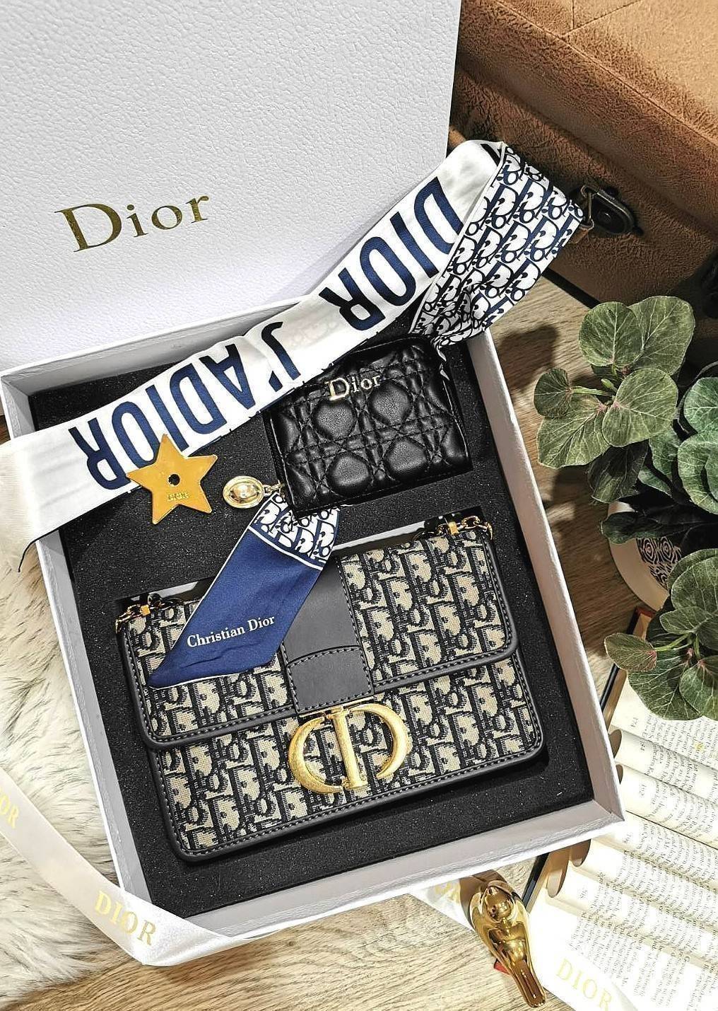 DIOR SET BAG / DIOR 30 Montaigne Bag / DIOR ANAGRAM BOX SET / CD LIMITED EDITION GIFT BOX WITH GOLD STAR BOUTIQUE SET พร้อมเสิร์ฟครบชุด แรร์ไอเท็ม ที่ถูกรวมไว้ในหนึ่งเดียว กับ gift box limited จัดให้ทั้งกระเป๋าสะพายสุดหรู กระเป๋าสตางค์ใบสั้นรุ่นคลาสสิค