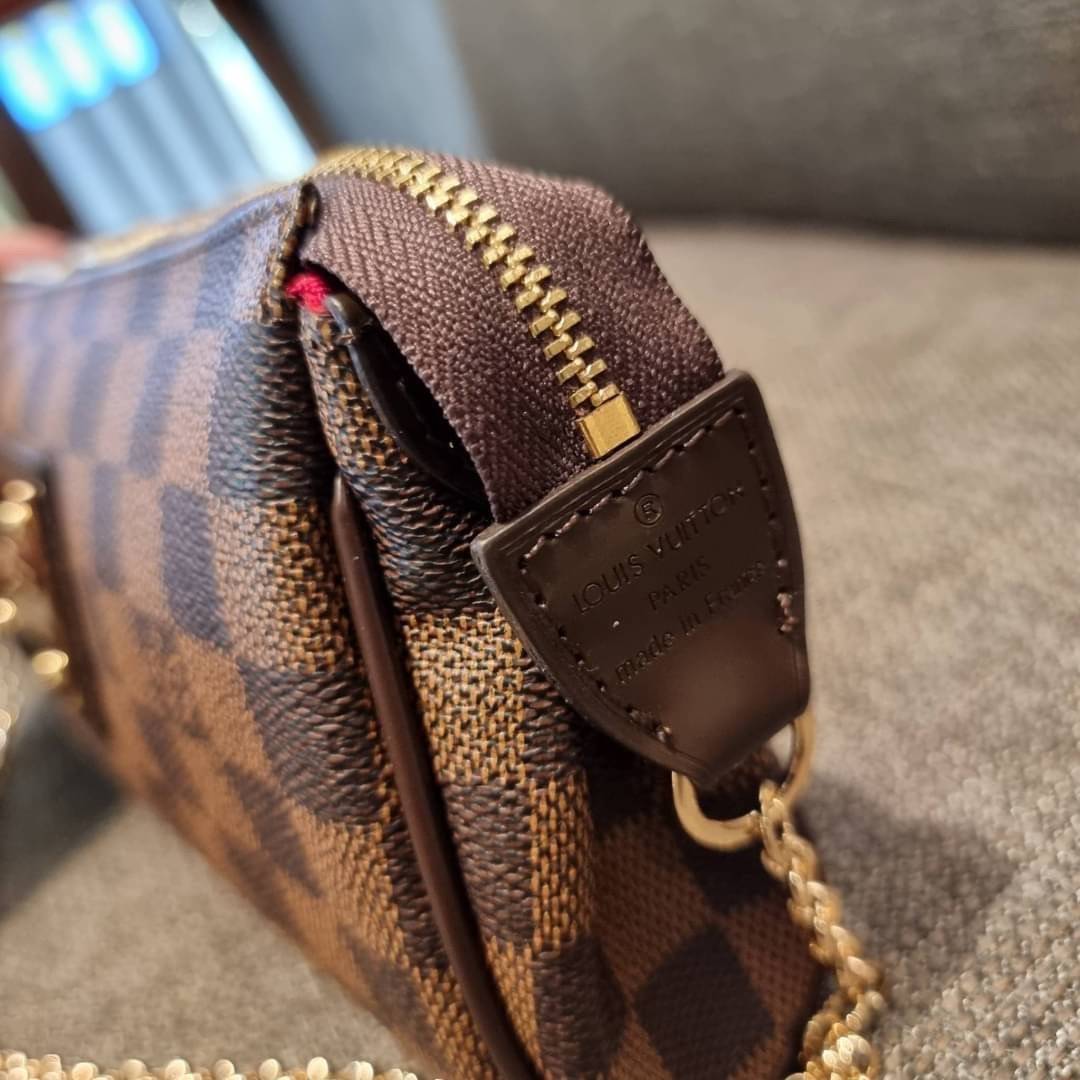 LV CROSSBODY CLUTCH BAG WITH CHAIN / LV Eva Clutch Crossbody Bag กระเป๋าสะพายวีไอพีพรีเมี่ยม วัสดุหนังแคนวาสคุณภาพ โลโก้เพลทอะไหล่ทอง คมชัด หรูหรา เปิด-ปิดกระเป๋าด้วยซิป ภายในเป็นช่องโล่ง ใส่ของใช้สำคัญได้สบายๆ มือถือ พาวเวอร์แบงค์ เครื่องสำอางค์ ของจุกจิ
