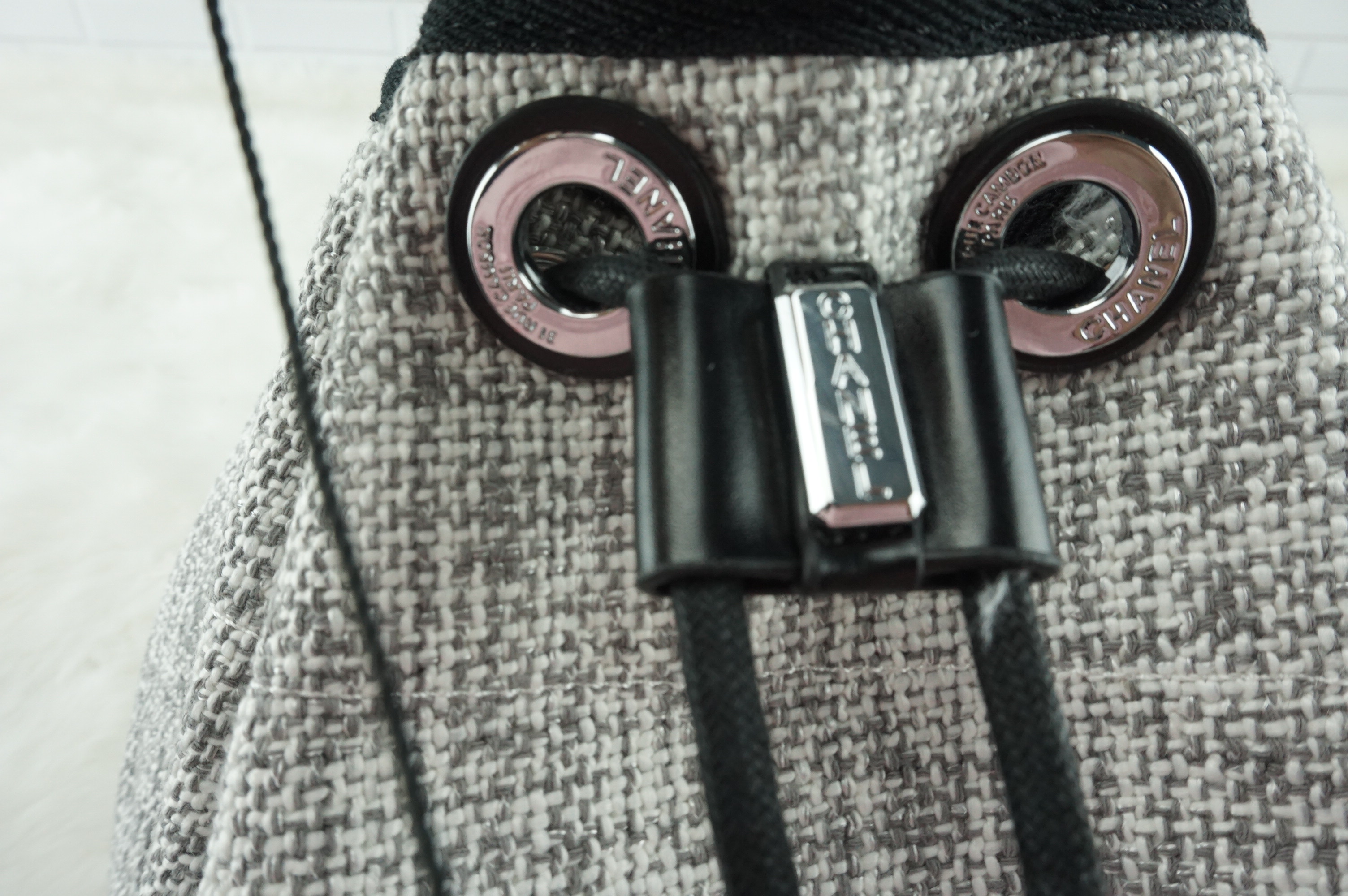 premium gift Chanel ทรงขนมจีบปักโลโก้นูน โลโก้ปัก ผ้า canvas เนื้อหนาอย่างดี มีซับใน ด้านหน้าปักโลโก้แบรนด์หรู จุดเด่นที่เป็นเป้สะพายด้านหลัง หรือสะพายด้านข้างก็ได้