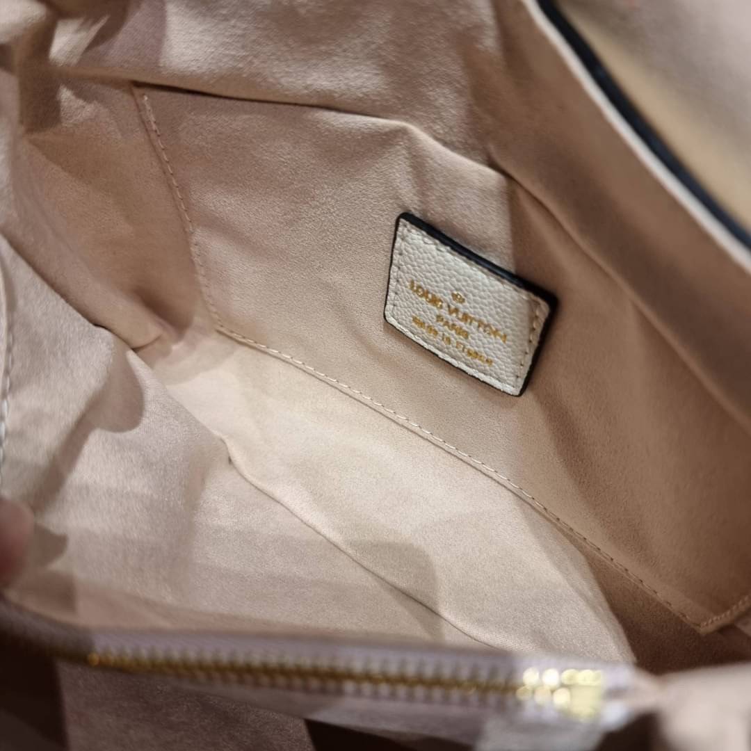 VIP 🥂 LV MADELEINE BAG ใหม่ล่าสุด อีกหนึ่งรุ่นคลาสสิคหายาก ที่สาวๆรอคอย กระเป๋าถือ/สะพายข้าง ดีไซน์เรียบง่าย แต่เต็มไปด้วยดีเทลความหรู วัสดุหนังวัวปั๊มลายเอกลักษณ์ เปิด‐ปิดด้วยอะไหล่กดล็อคสีทองหรู และมีพวงหนังห้อยพิเศษแถมมาให้ด้วย ภายในแบ่งสัดส่วน