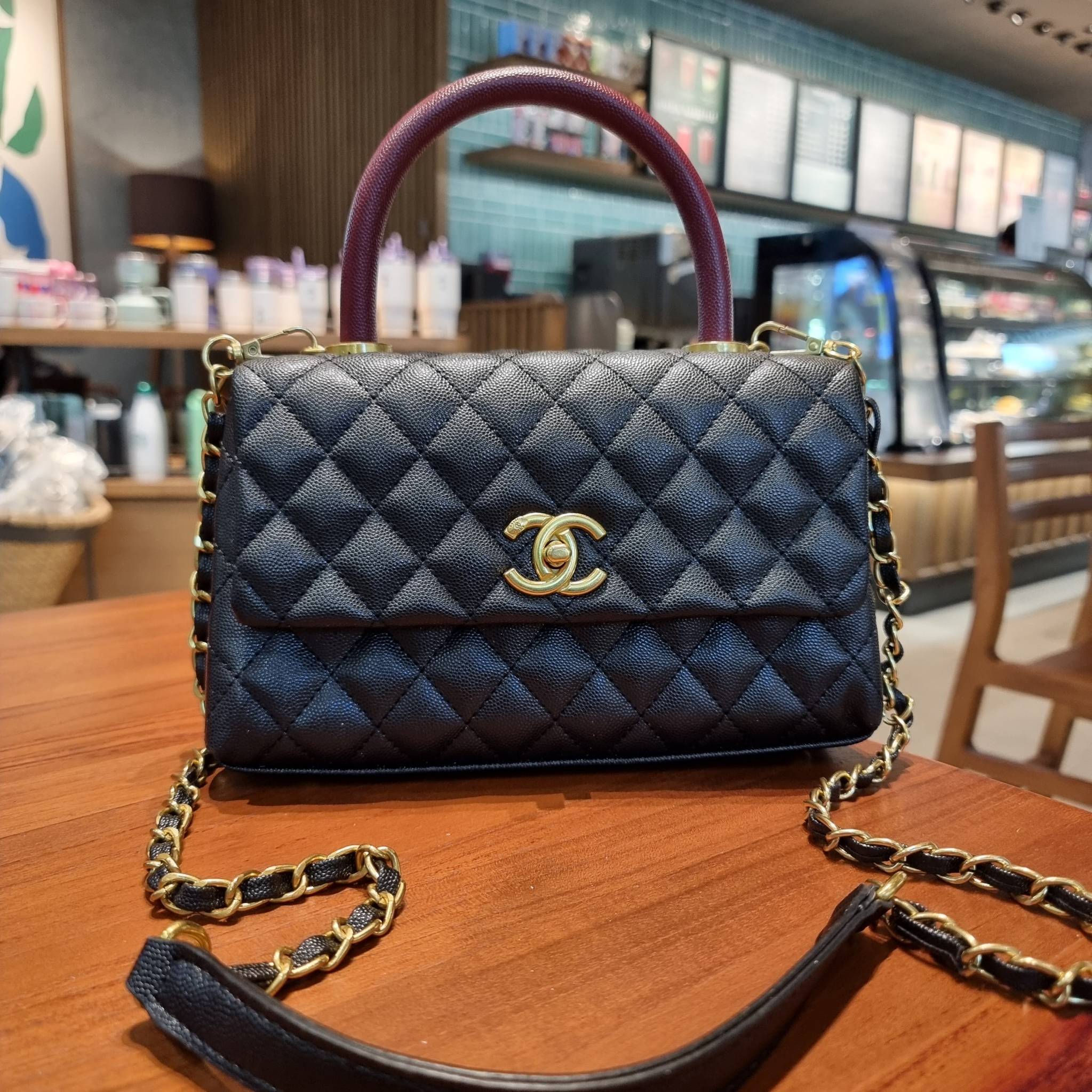 VIP 】รุ่นยอดฮิตตลอดกาล ไซส์กำลังสวย!! จากแบรนด์ Chanel กระเป๋าถือ/สะพาย หนังลายคาเวียร์ โลโก้เด่นชัด เปิด-ปิดกระเป๋าด้วยตัวบิดล็อค อะไหล่สีทองหรู ทรงสวยผู้ดี ภายในกระเป๋ามีช่องโล่งกว้างจุของได้พอสมควร มีช่องซิปแบ่งสัดส่วน ด้านหลังมีช่องเก็บของจุกจิกอีก 1 