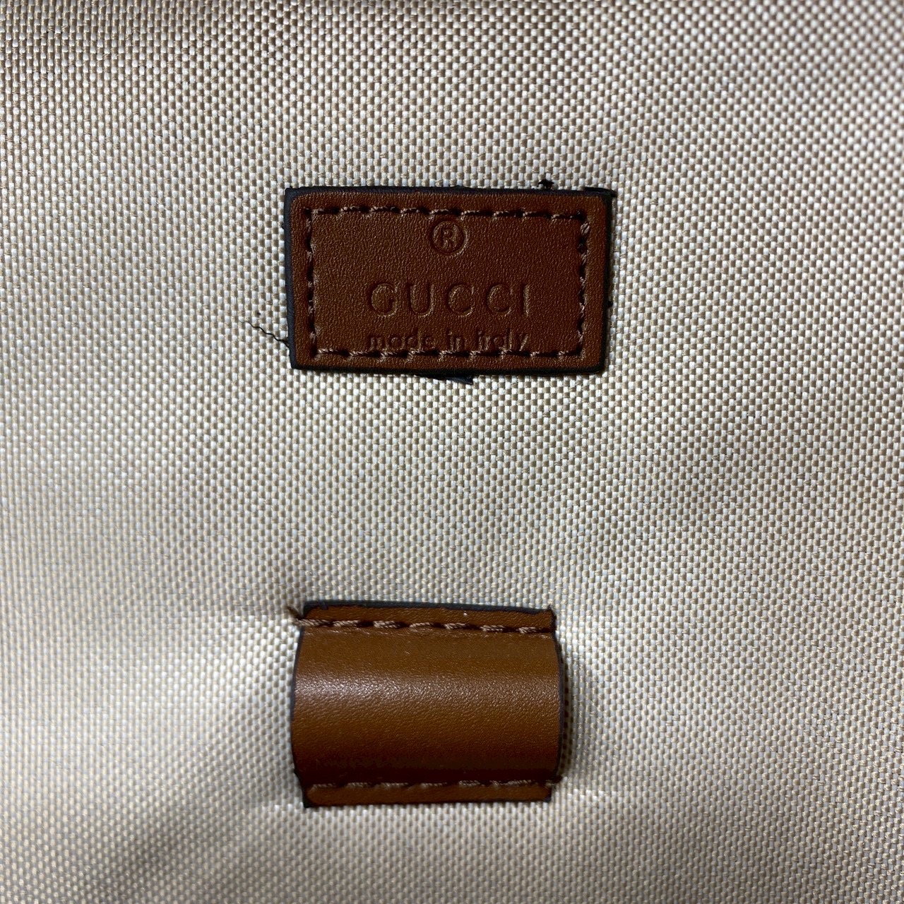 ORI หนังแท้ | Brown Gucci GG Emblem medium backpack กระเป๋าสะพายหลัง กระเป๋าเป้ ดีไซน์เรียบง่าย รูปทรงใช้งานง่าน ภายในโล่งกว้าง จุของได้เยอะ