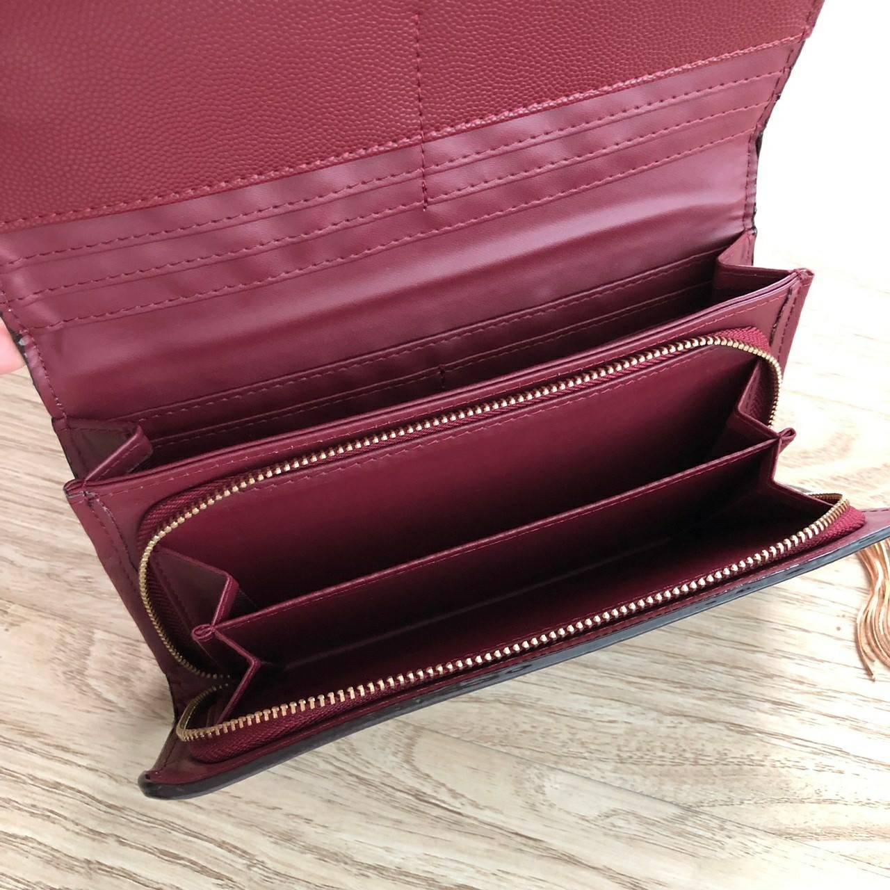 Charles & Keith Basic Long Wallet กระเป๋าสตางค์ใบยาว ตกแต่งด้วยพู่ เปิด – ปิดกระเป๋าด้วยเเม่เหล็กแบบซ่อน ภายในมีช่องใส่บัตร ช่องซิปใส่เหรียญ และช่องใส่ธนบัตร ใส่ iPhone Plus ได้ค่ะ ด้านหลังมีช่อง 1 ช่อง