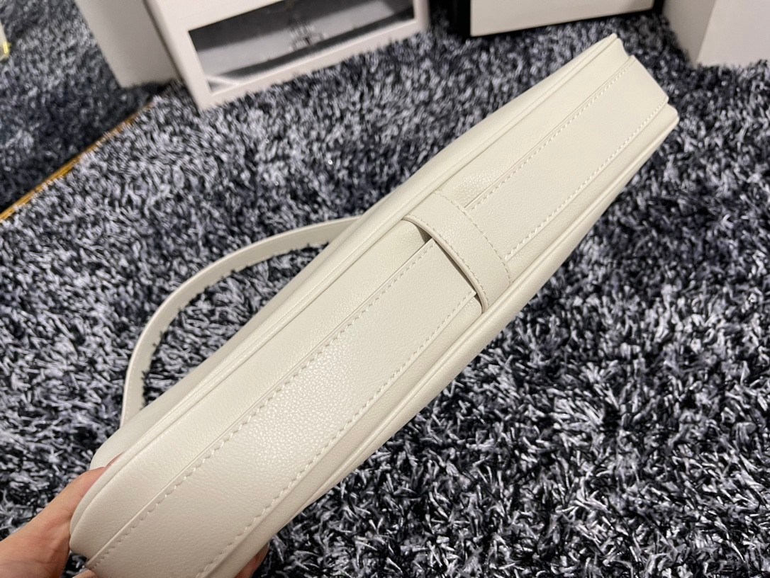 ทรงยอดฮิตที่สุด **หนังนิ่มมือมาก กับ CELINE ROMY VIP GIFT WITH PURCHASE (GWP) กระเป๋าสะพายไหล่ทรงเป็กเอกลักษณ์ เปิดปิดด้วยซิป จุของได้เยอะคะ Ipad mini เครื่องสำอางค์ เหมาะสำหรับสาวๆ มากคะด้วยน้ำหนักที่เบาและใช้ได้หลายลุค มาพร้อมสายสะพาย2แบบ(ถอดเปลี่ยนได้)