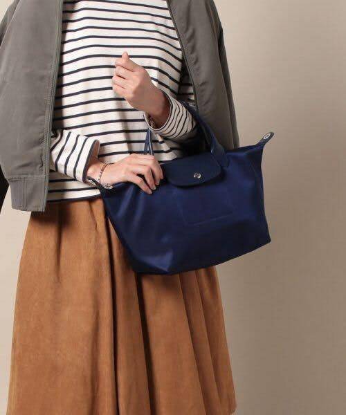 Longchamp Le Pliage Neo Size S มาพบกับกระเป๋ารุ่นยอดนิยม ที่สาวๆ ต้องมีไว้เก็บไว้สักใบ กระเป๋าโท้ทใบนี้ มาพร้อมกับสีที่มีสไตล์เรียบง่าย มีสายสะพายยาวช่วยให้คุณสามารถสะพายไหล่ได้อย่างสบาย ในขณะที่ที่ปิดแบบซิปช่วยให้คุณมั่นใจได้ว่าของด้านในมีความปลอดภัย Le 