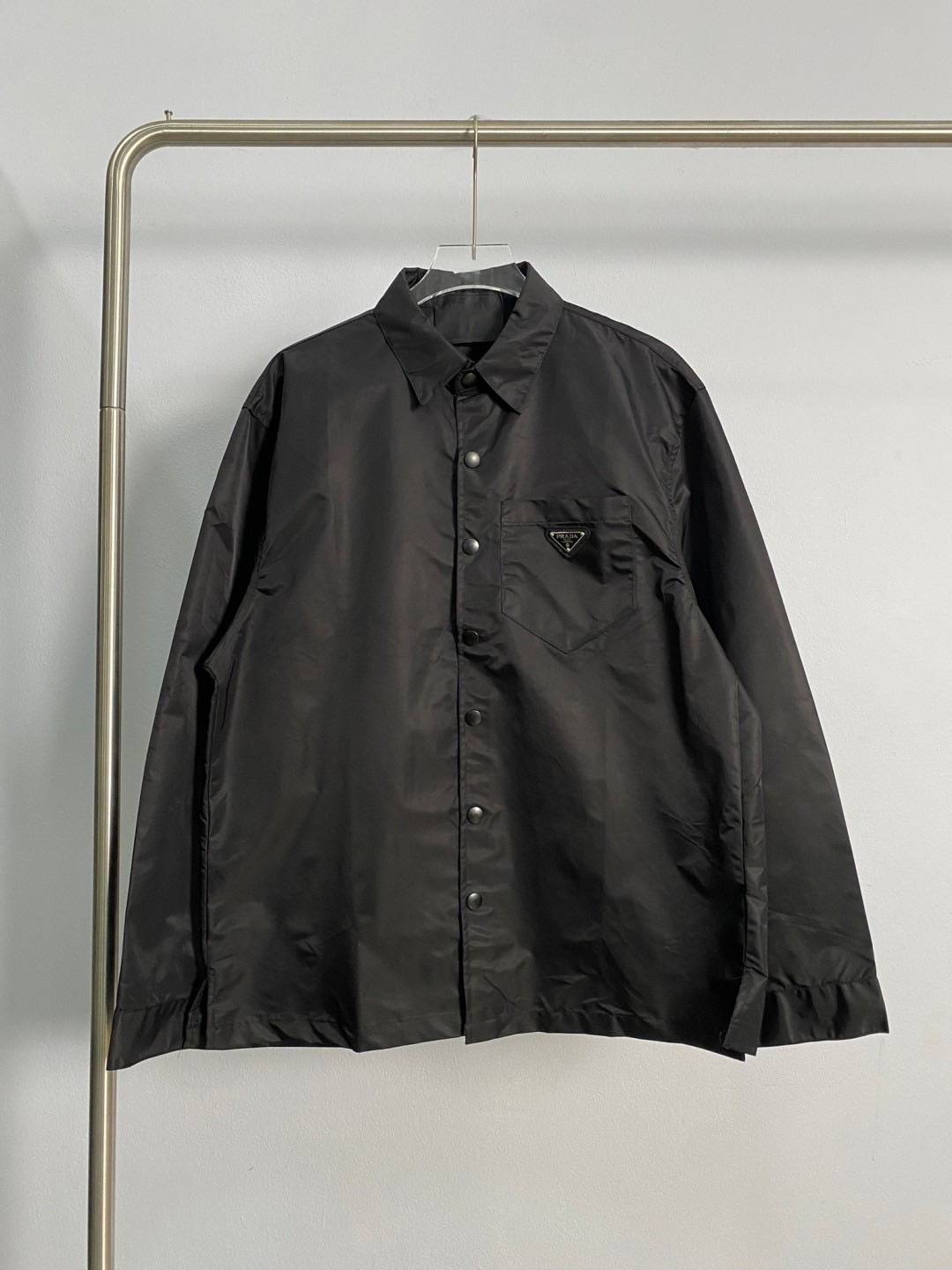 TOP ORI | PRADA Re-Nylon triangle-logo shirt เสื้อเชิ้ต ผ้าลื่น เงา งานละเอียดมากๆ งานVIP 1:1 แนะนำให้ต้องมีเป็นเจ้าของ เสื้อเชิ้ตงานแบรนด์เนื้อผ้าอย่างดีงานนำเข้าจากโรงงานเทียบแบรนด์