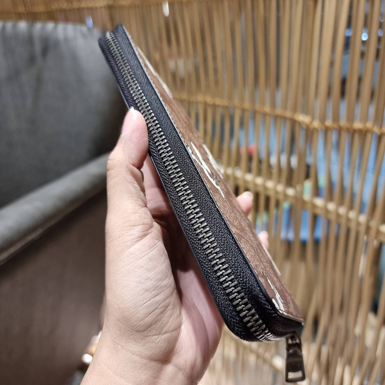 COACH C4327 COACH x PEANUT ACCORDION ZIP WALLET IN SIGNATURE CANVAS WITH SNOOPY PRINT คอลเลคชั่นใหม่ กระเป๋าสตางค์ใบยาว ลายสนูปพี น่ารักน่าใช้ สีคลาสสิค ใช้ได้ตลอดกาลไม่มีตกเทรนด์ วัสดุหนังแคนวาสเคลือบลาย ภายในใส่บัตรได้เยอะ มีช่องซิปแยก ใส่โทรศัพท์ได้ พก