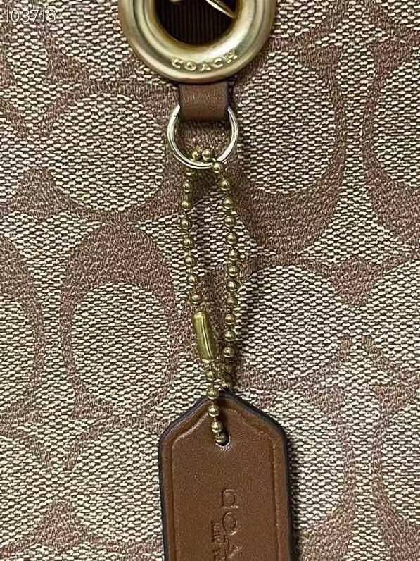 COACH Tote in Signature Canvas Bag กระเป๋าสะพายทรงช้อปปิ้ง สายกระเป๋าเป็นหนังสลับโซ่ทองสวยงาม เพิ่มความหรูหรา ภายในโล่งกว้างใส่ของได้เยอะมาก วัสดุ Canvas เคลือบลายซิกเนเจอร์และหนัง พร้อมซิปกลางเก็บของได้มิดชิดเลยค่ะ มี 3 สี น้ำตาล ดำ ขาว
