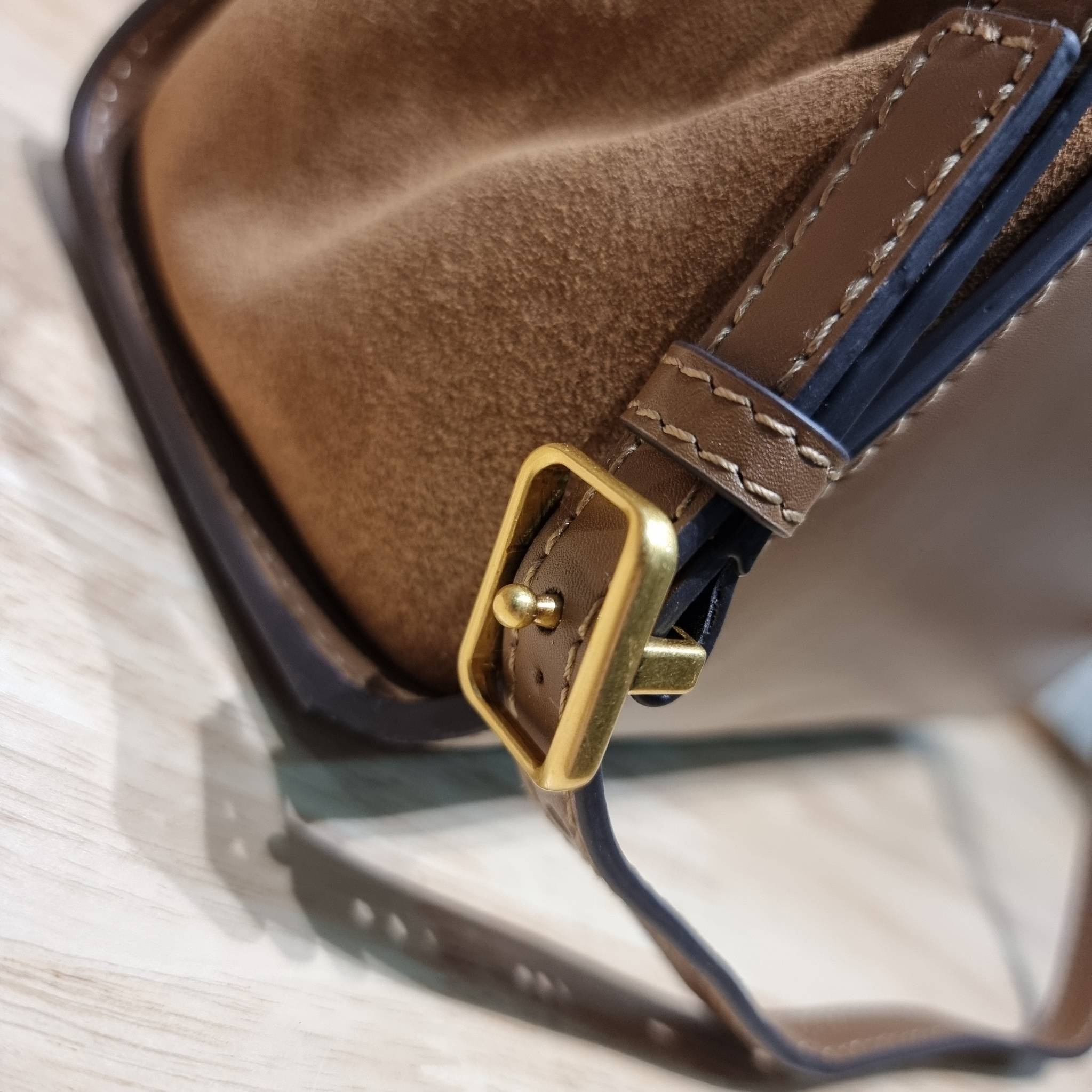 TORY BURCH ELEANOR SPAZZOLATO SATCHEL ใหม่และดูดีเกินต้าน กับกระเป๋าถือทรงสวย ใบใหญ่ ดีไซน์ผู้ดีเรียบหรู ถือขับผิวไปเลยทุกสี สวยคม มาพร้อมหูจับในตัว